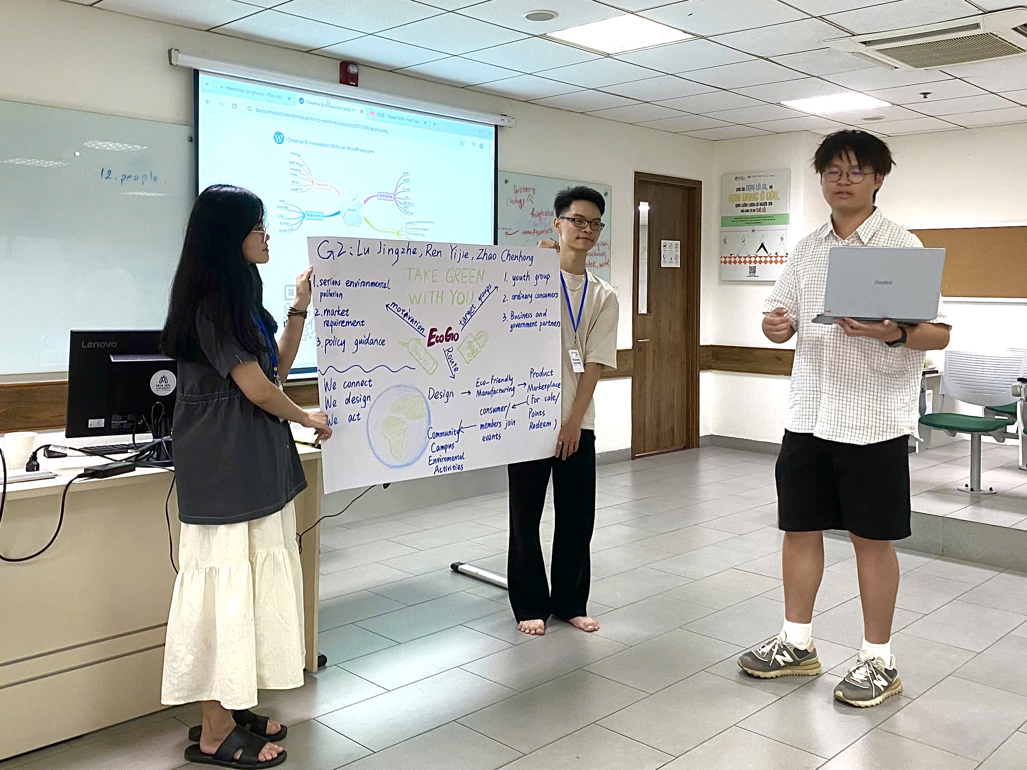 Sinh viên Đại học Ningbo trình bày ý tưởng trong buổi học