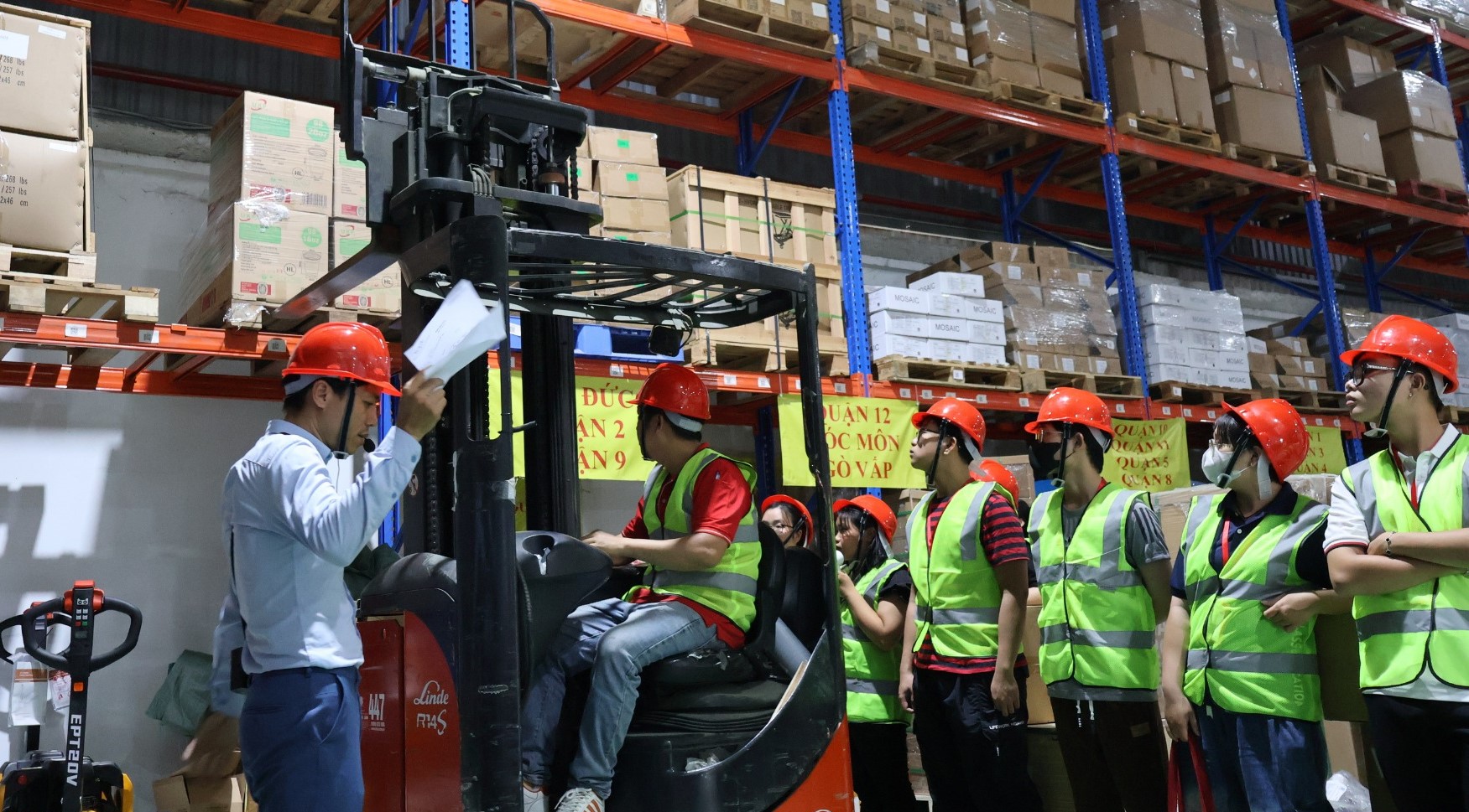 Các bạn tân sinh viên DMU được giới thiệu về quy trình vận hành tại kho