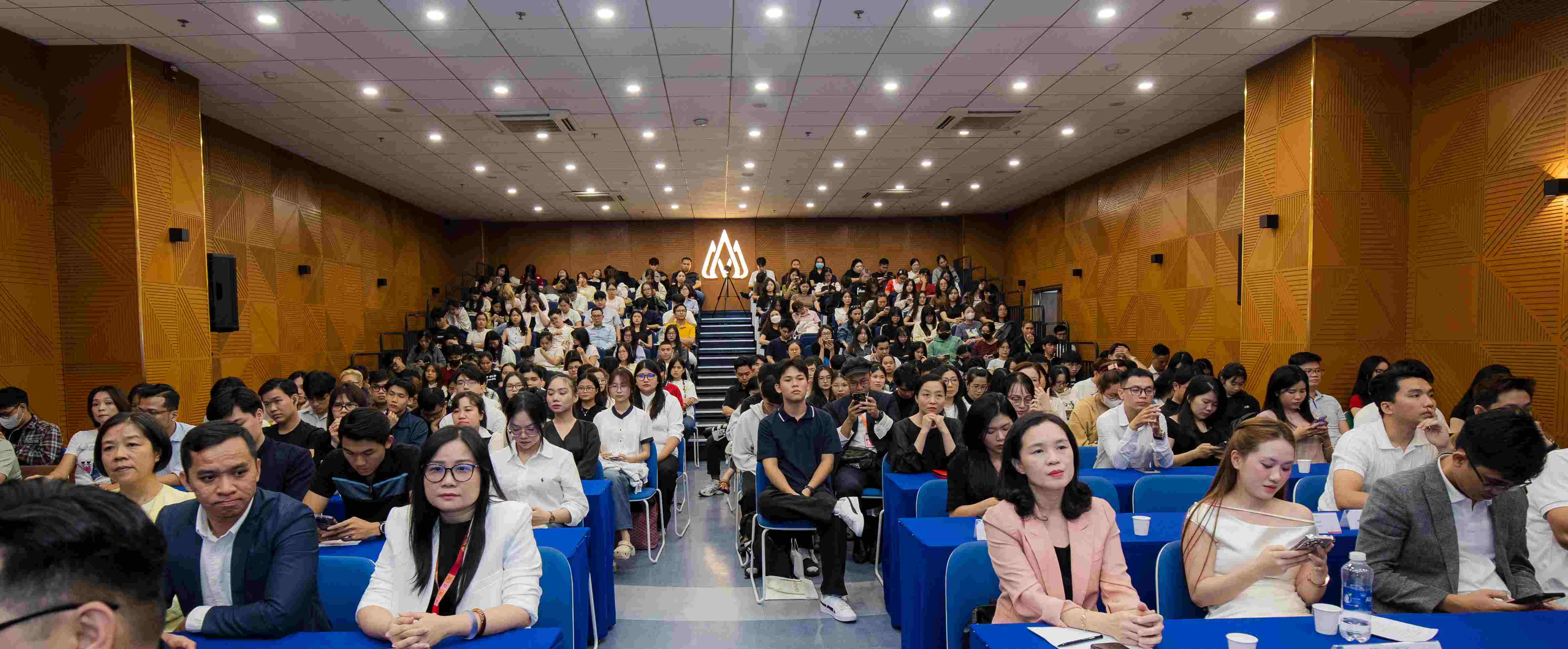 Lễ khai giảng năm học - Viện đào tạo trực tuyến