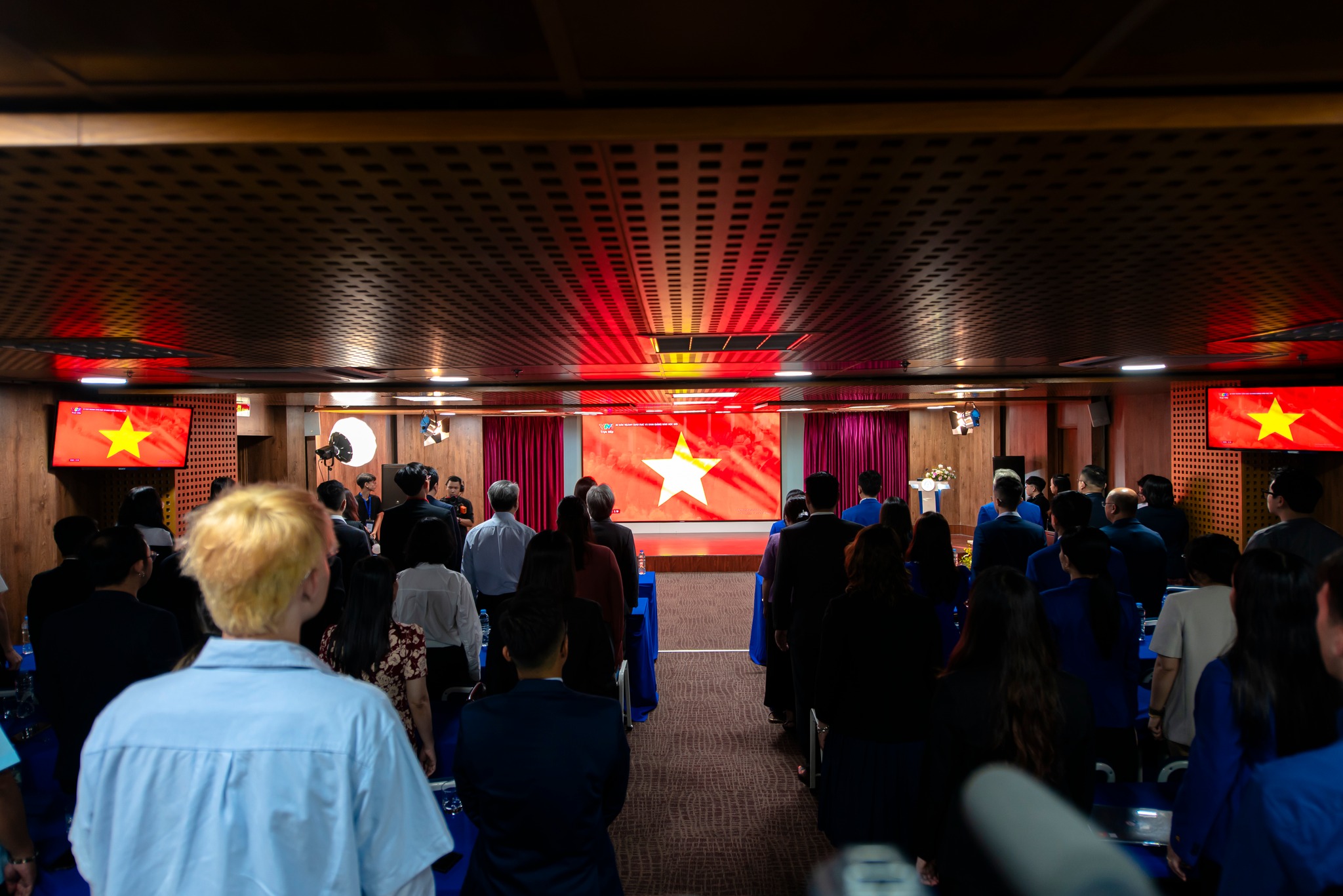 Sinh viên HSU chào cờ, hát Quốc ca cùng hàng triệu học sinh, sinh viên cả nước trong lễ khai giảng