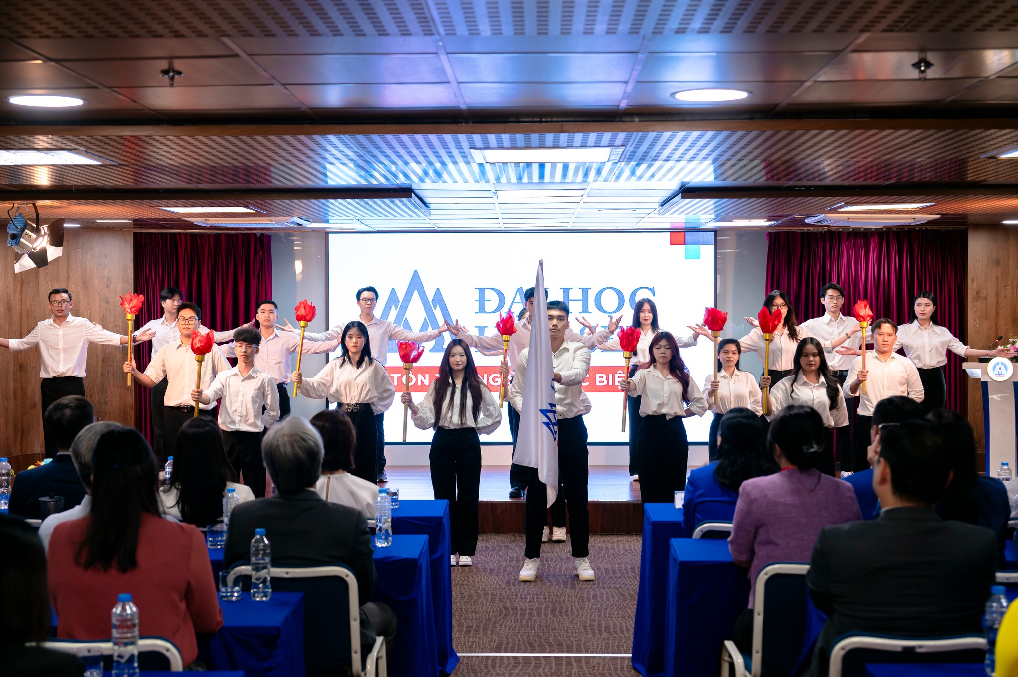 Nghi thức trao cờ truyền thống - chuyển giao thế hệ cho tân sinh viên khóa 2025