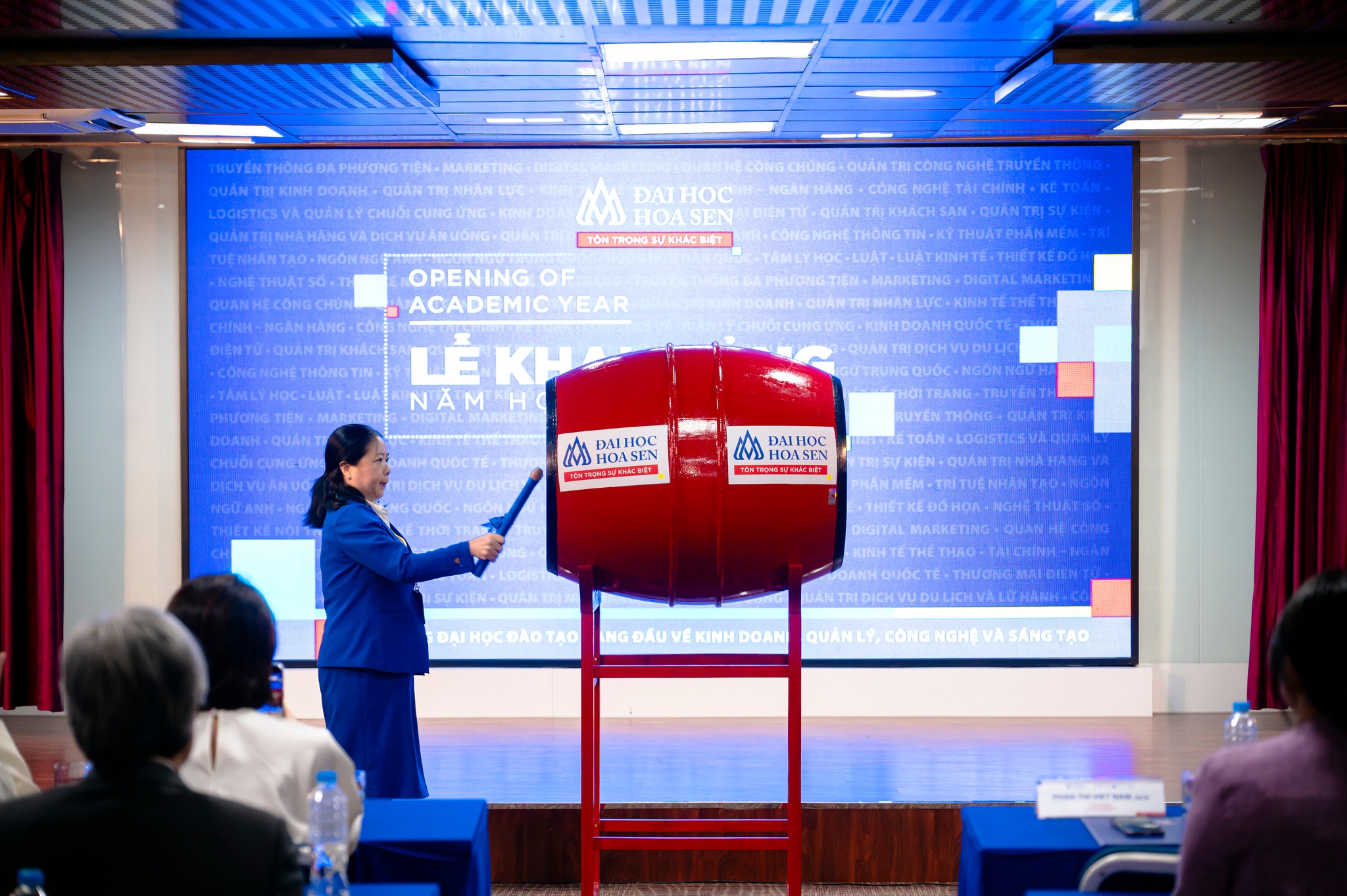 TS Phan Thị Việt Nam - Phó Hiệu trưởng Nhà trường đánh trống khai giảng năm học 2025-2026