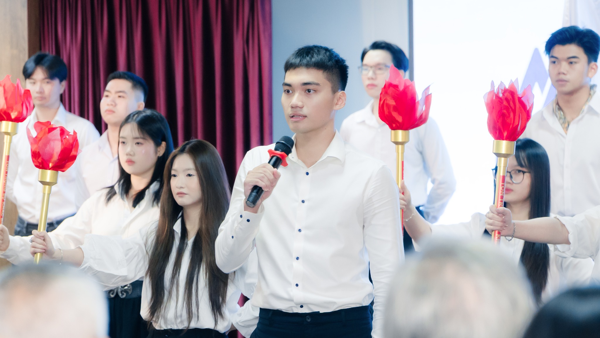 Nguyễn Hoàng Minh Tuấn đại diện cho sinh viên khóa 2025 phát biểu