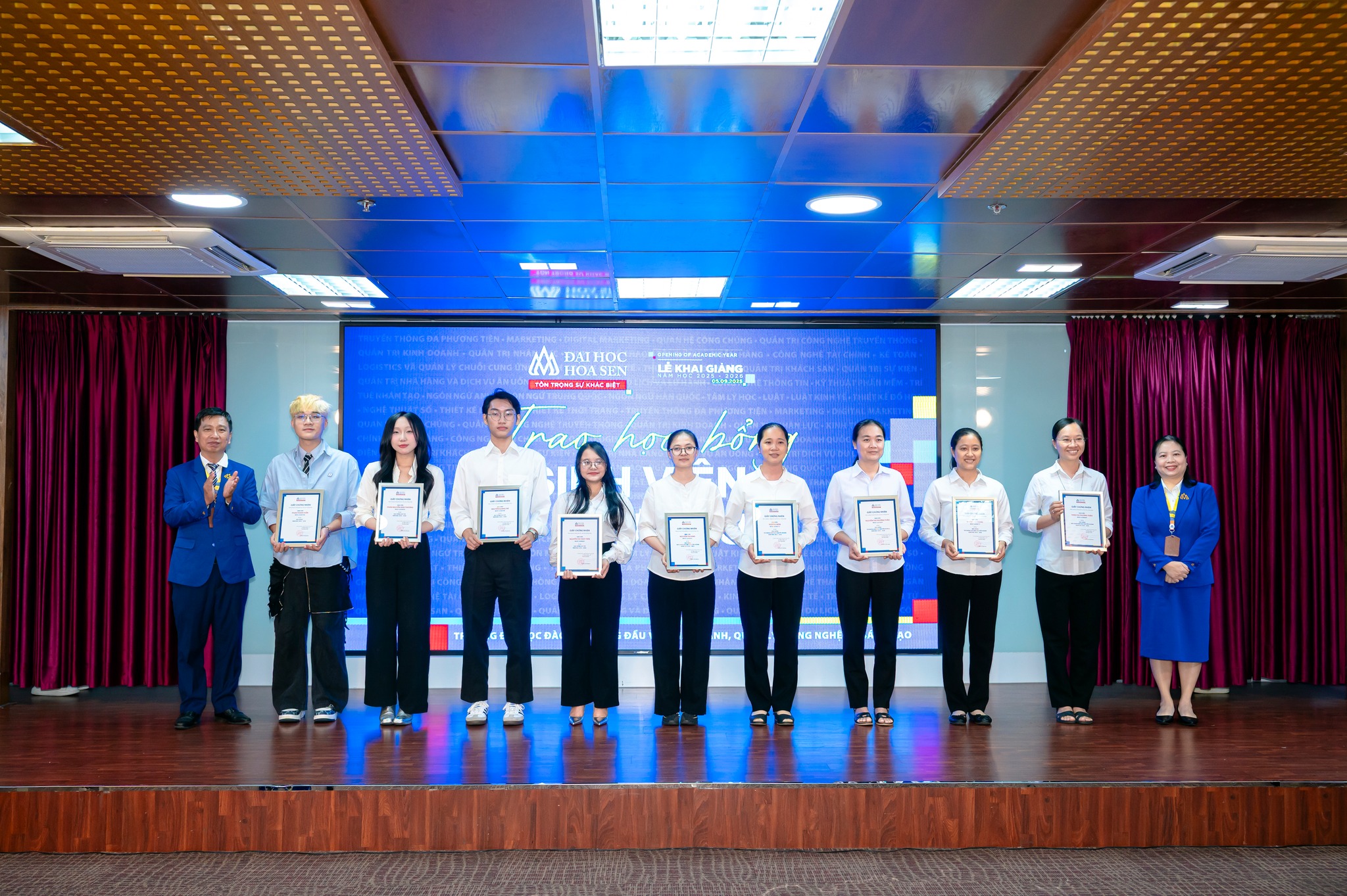 Các bạn sinh viên tiêu biểu nhận 15 suất học bổng Tập đoàn Nguyễn Hoàng và học bổng duy trì