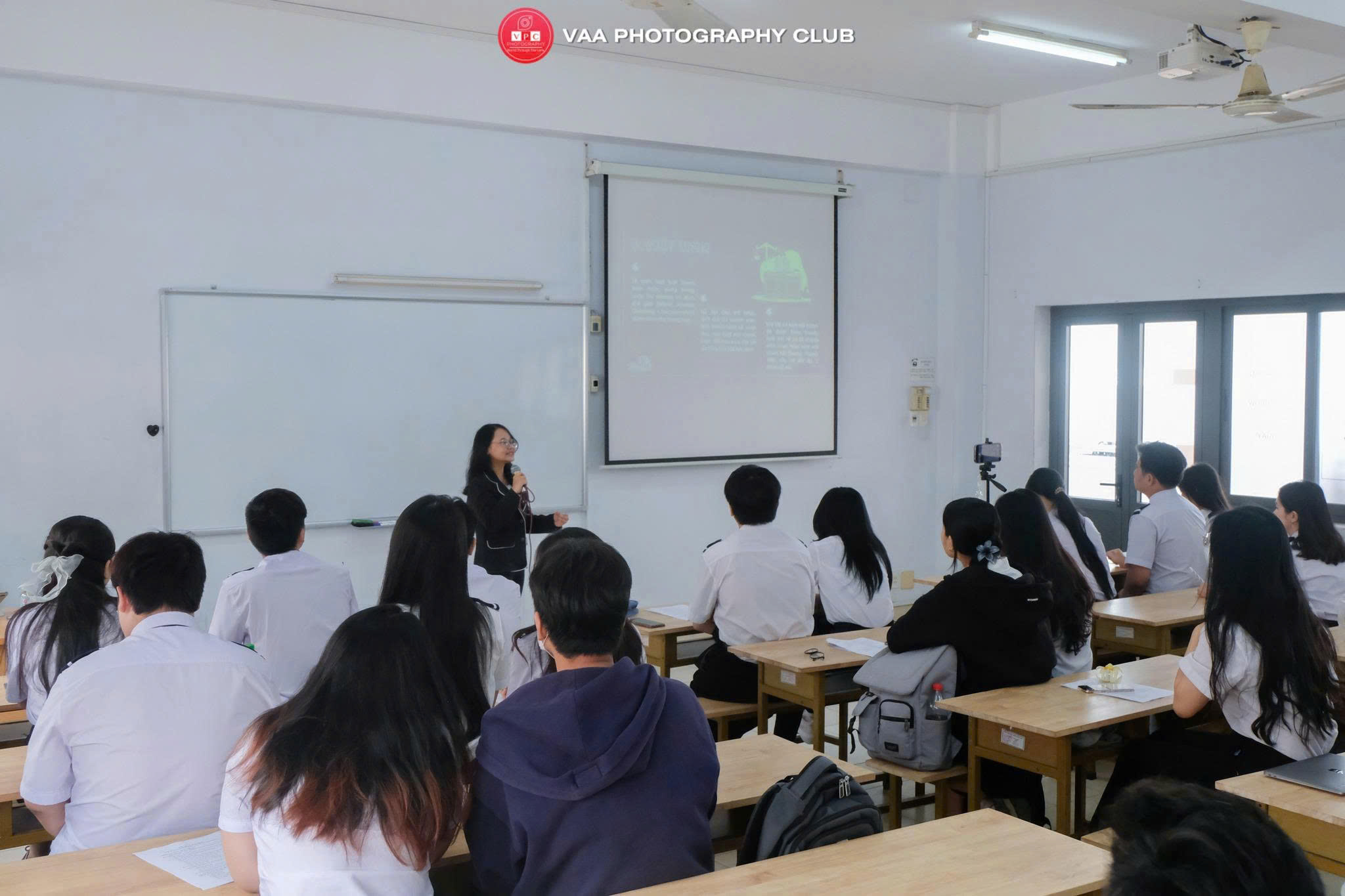 Thủy Tiên làm cố vấn chuyên môn tại giải đấu tranh biện “Call me the Debater” (Học viện Hàng Không)
