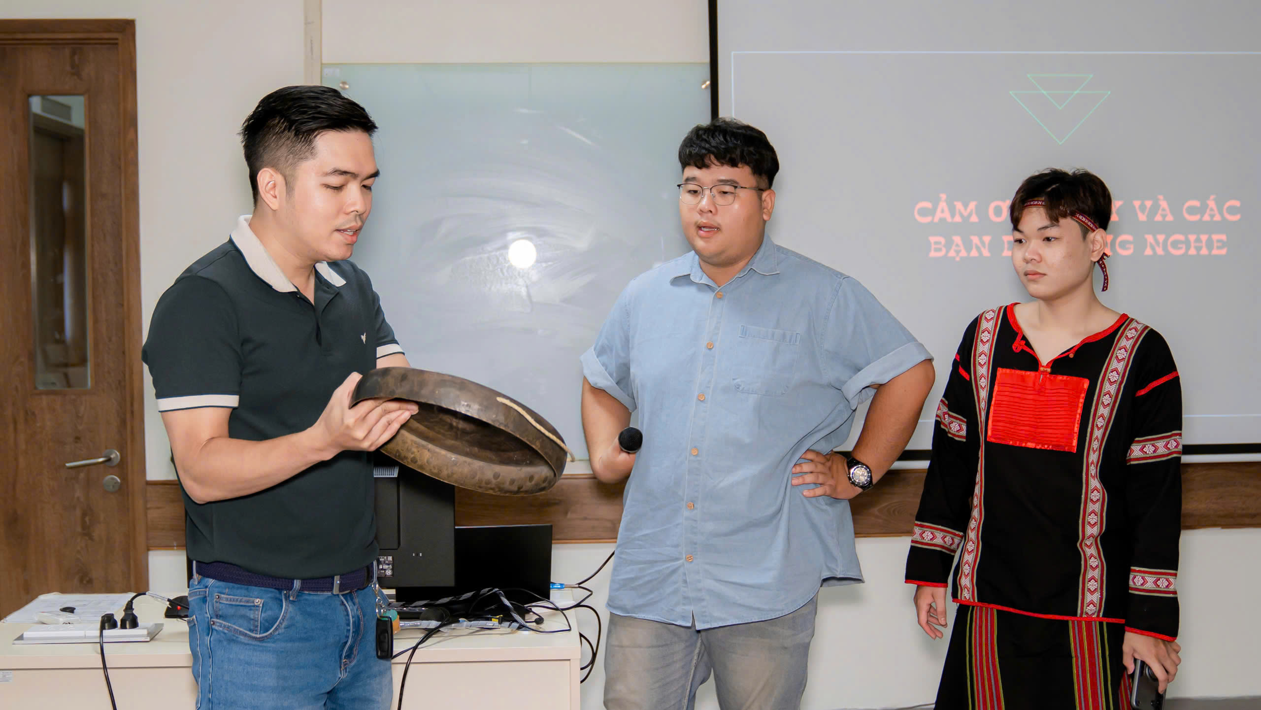 Thầy Ngọc Tiến góp ý cho phần thuyết trình báo cáo cuối kỳ môn Du lịch Di sản của sinh viên ngành Quản trị Dịch vụ Du lịch và Lữ hành