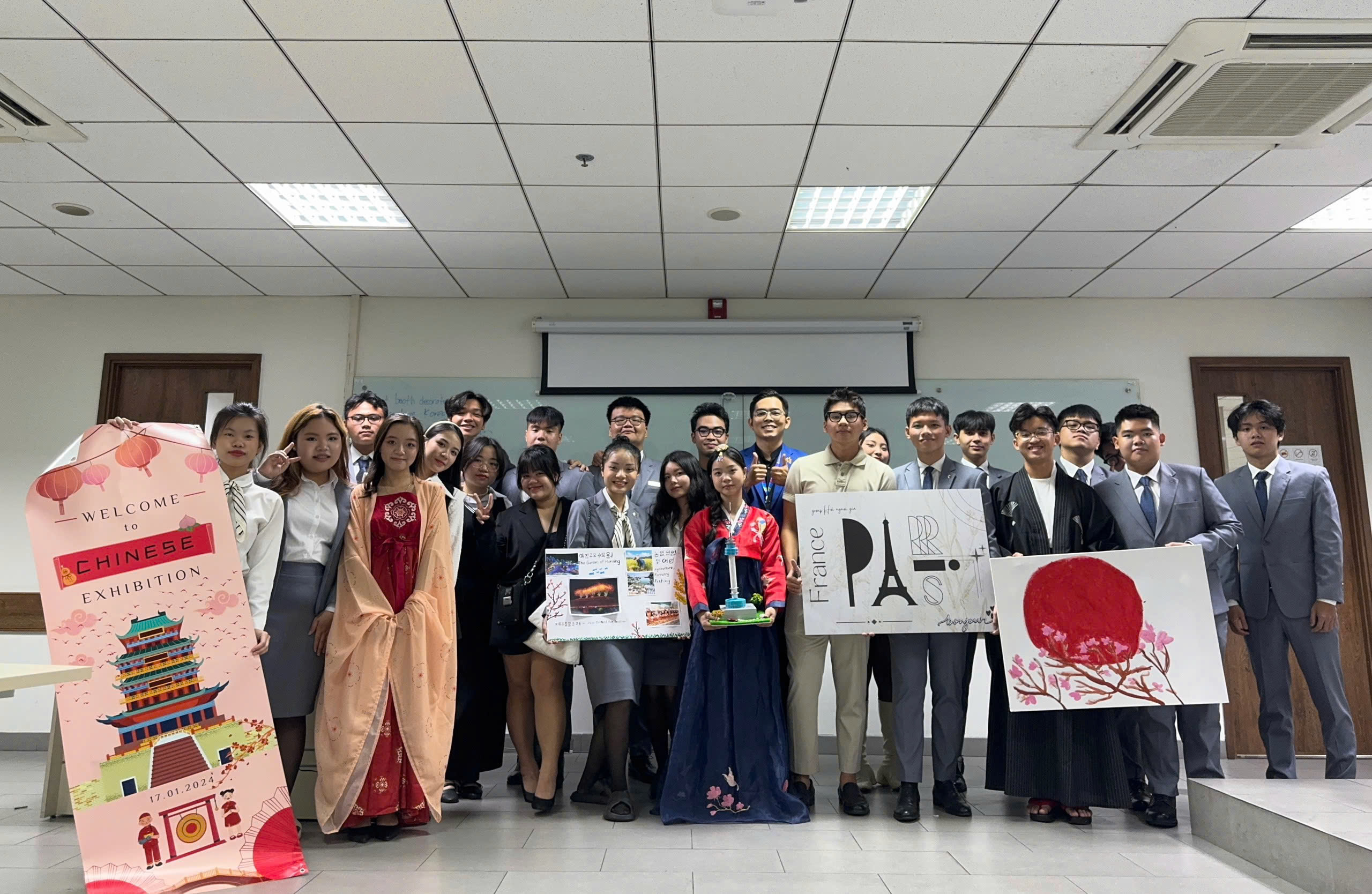 Thầy Ngọc Tiến cùng sinh viên lớp Introduction to Tourism and Hospitality của ngành Quản trị Khách sạn (chương trình Hoa Sen Elite) trong buổi triển lãm cuối kỳ