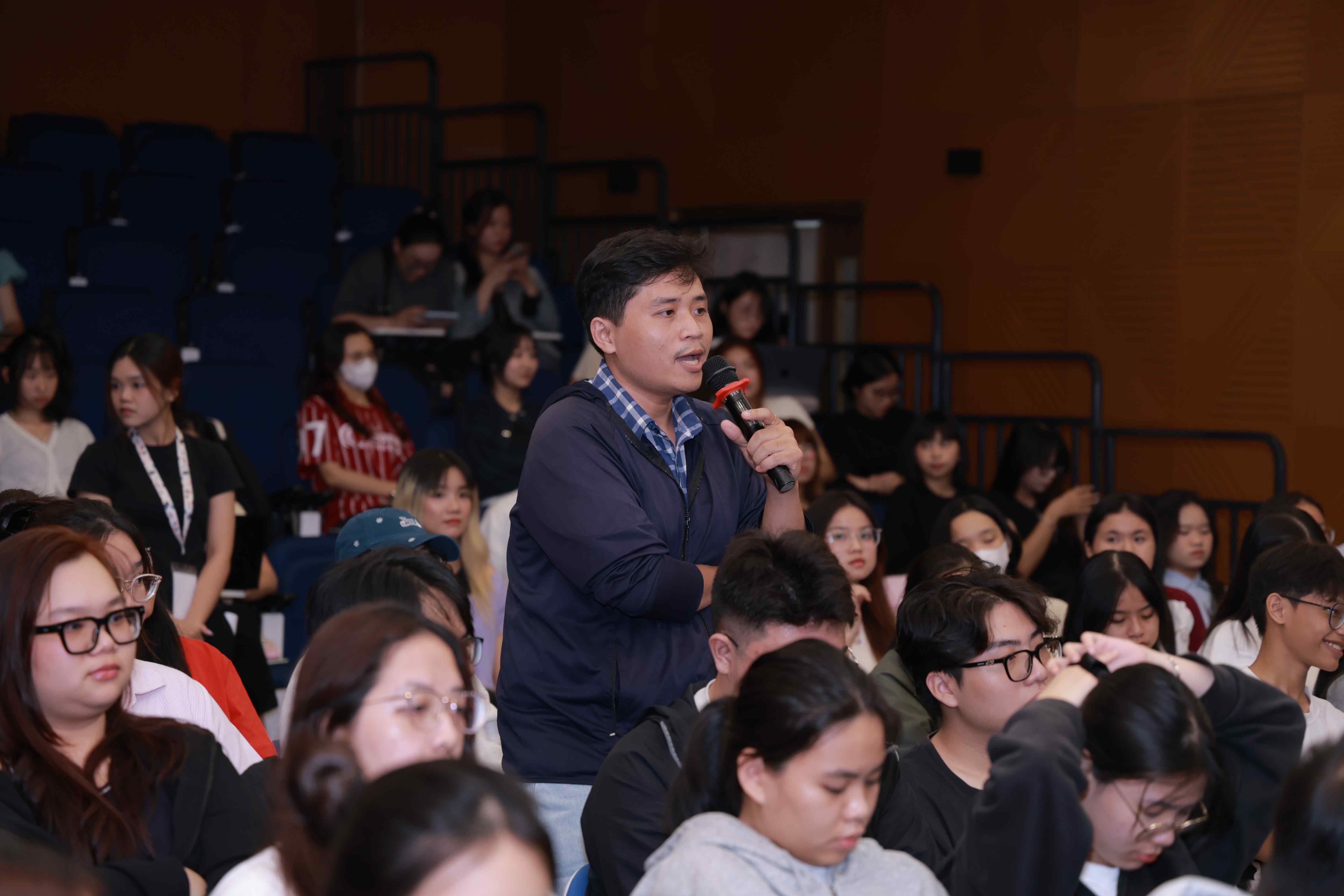 Mưa đỏ và góc nhìn từ nhà sản xuất Nguyễn Trí Viễn