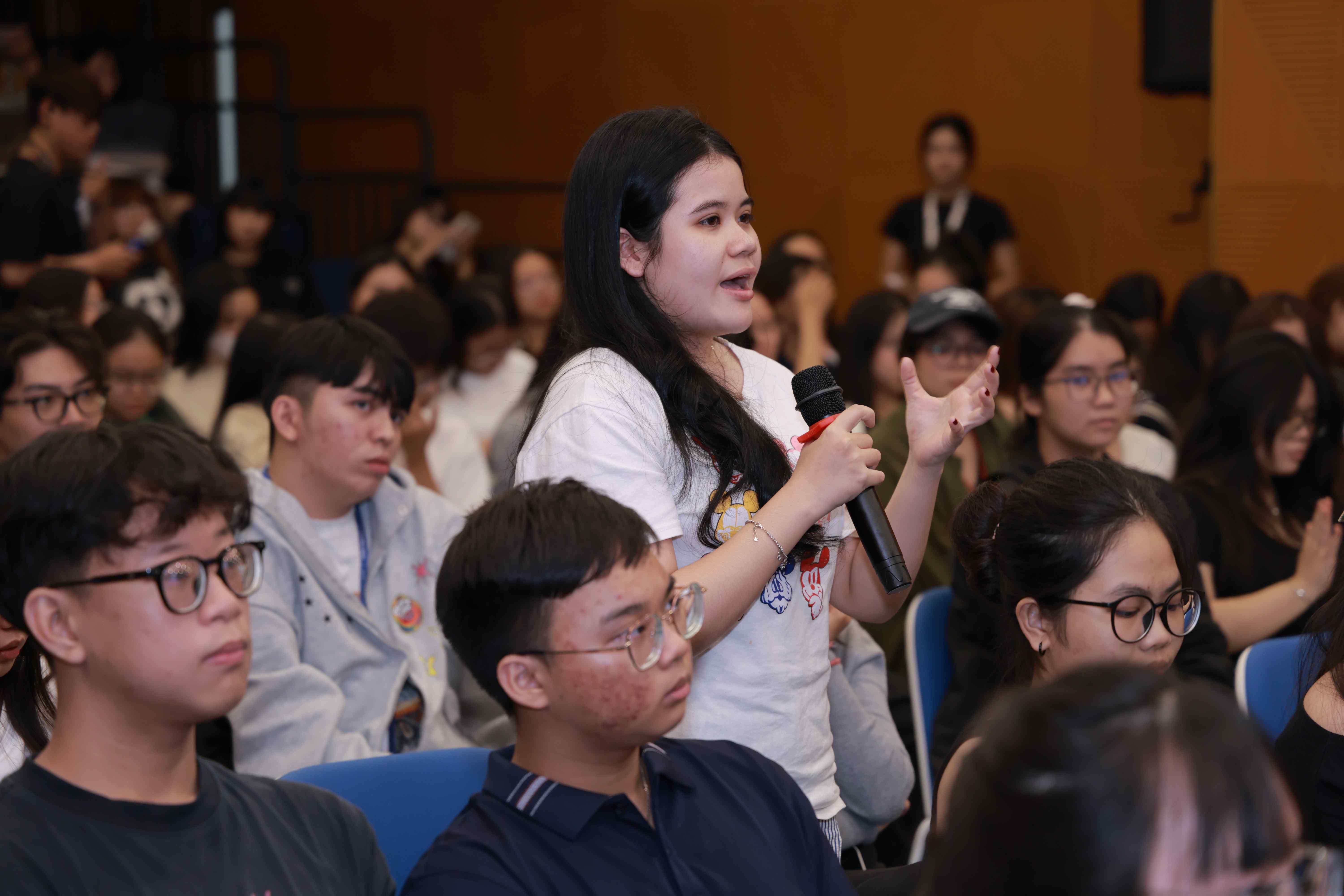 Mưa đỏ và góc nhìn từ nhà sản xuất Nguyễn Trí Viễn