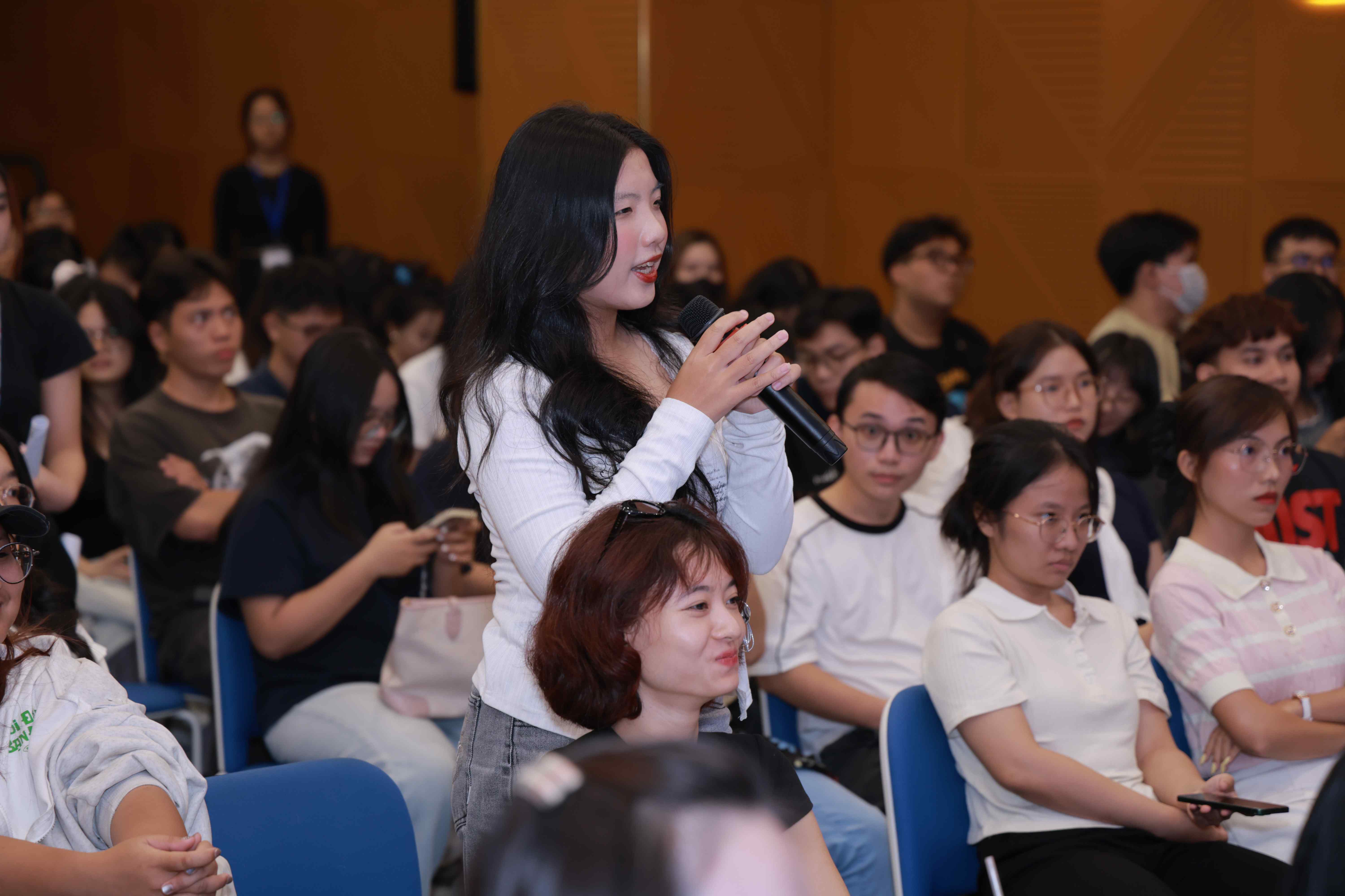 Mưa đỏ và góc nhìn từ nhà sản xuất Nguyễn Trí Viễn