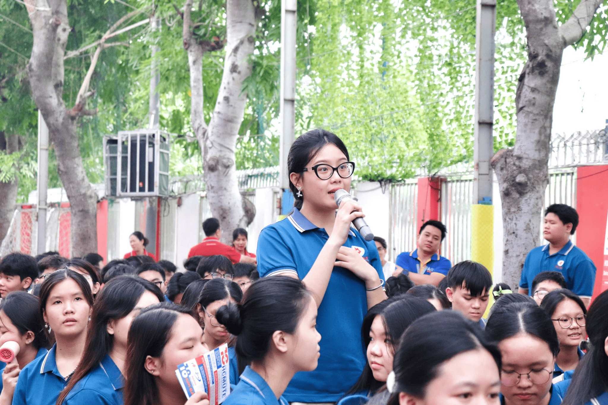 Học sinh Trí Đức tương tác với các chuyên gia HSU tại khu vực tư vấn