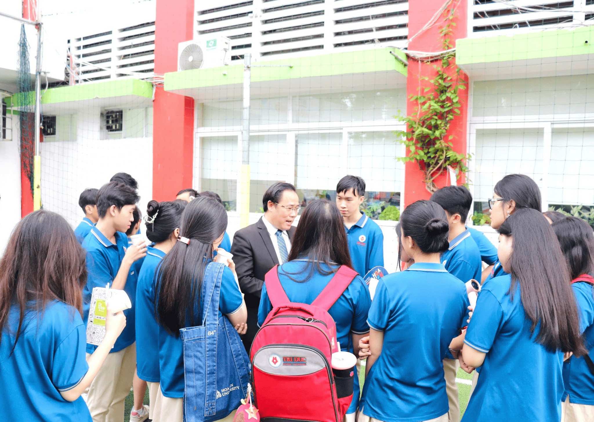 Học sinh Trí Đức chăm chú lắng nghe và tương tác với các chuyên gia HSU tại khu vực tư vấn