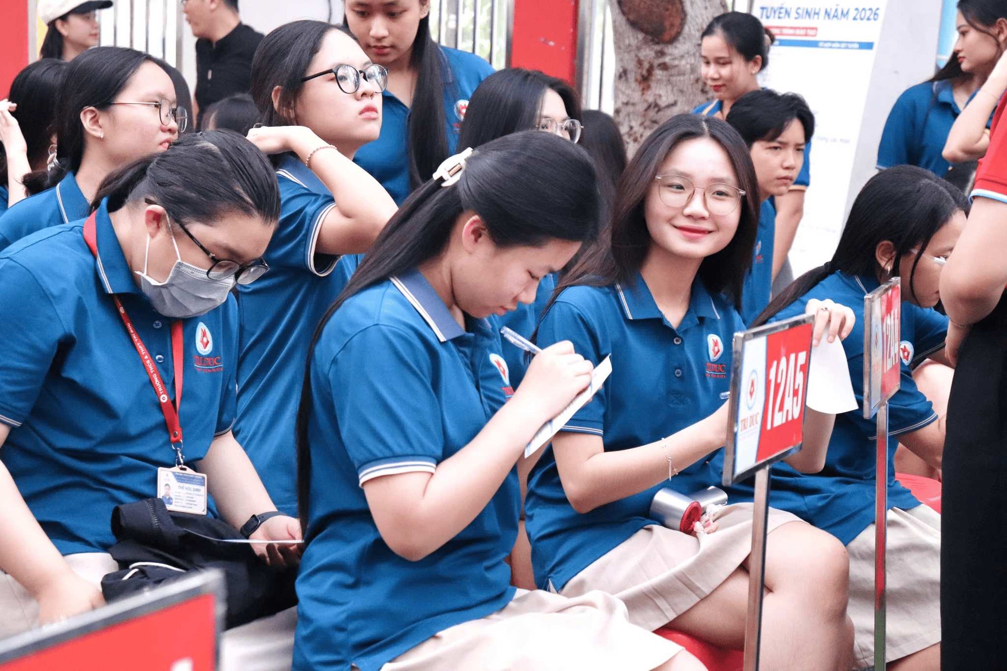 Học sinh chăm chú lắng nghe và ghi chép