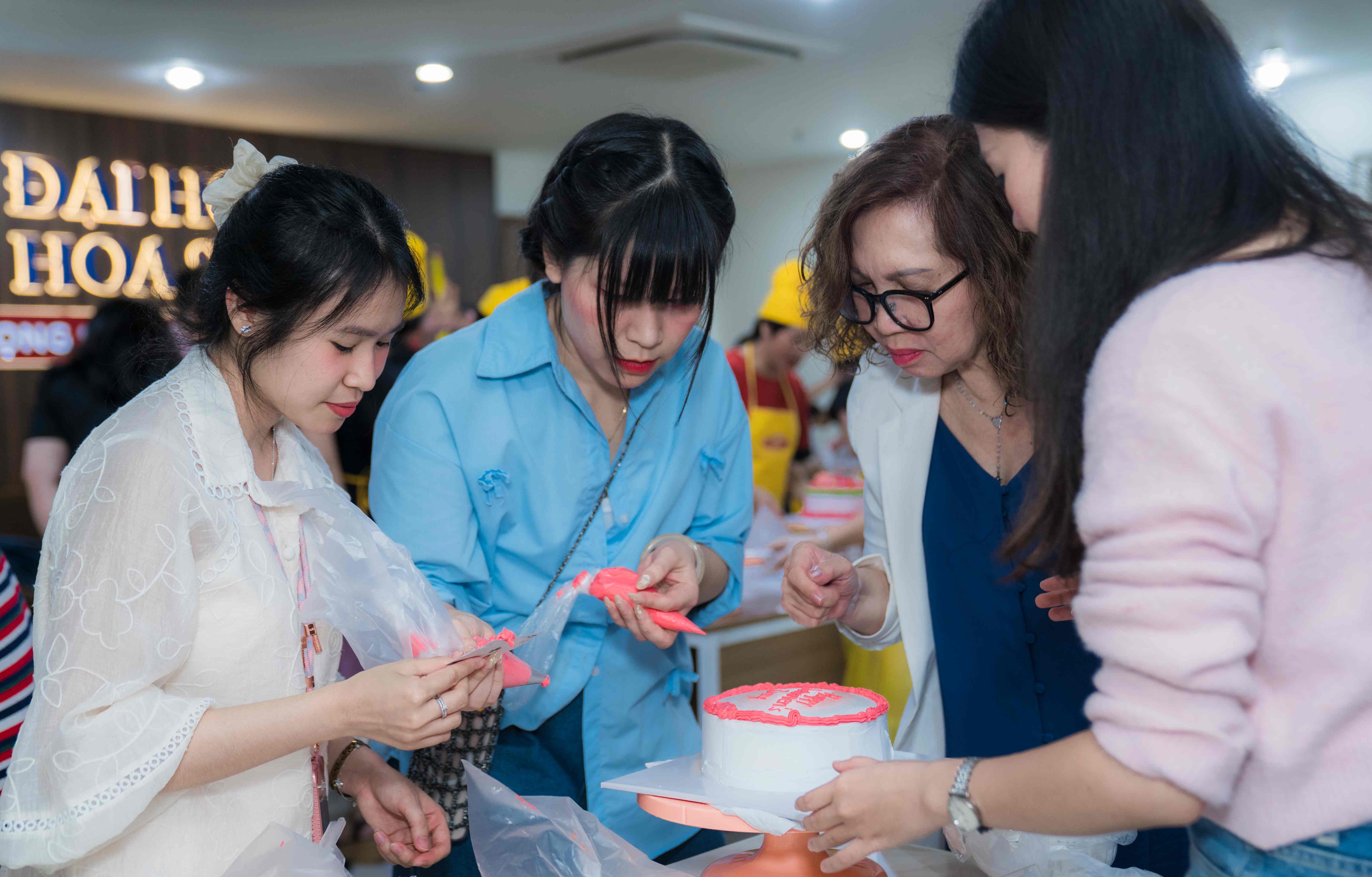 HSU mừng ngày Phụ nữ Việt Nam 20/10