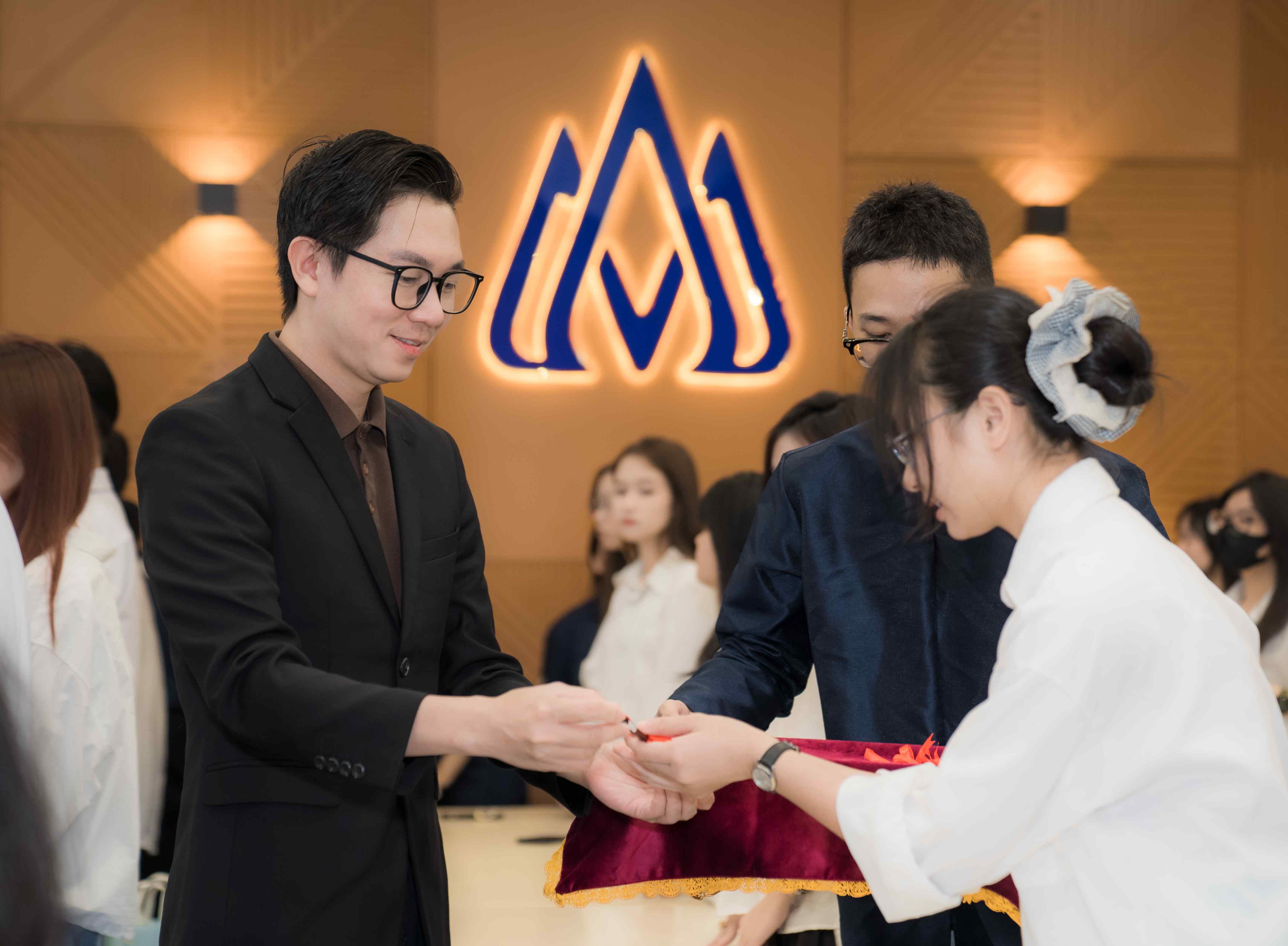 Nghi thức Khai bút Bái sư ngành Ngôn ngữ Trung của HSU