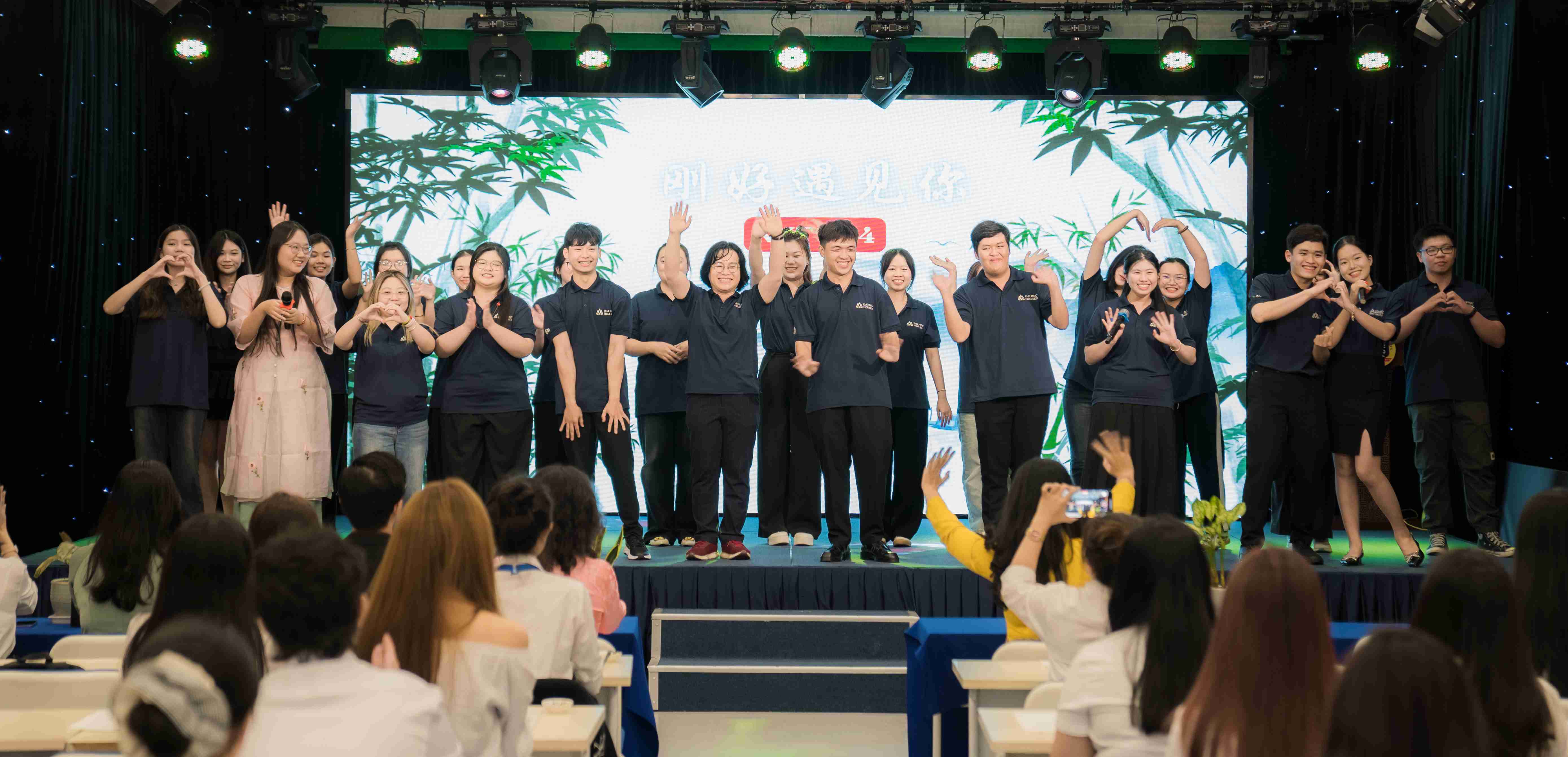 Nghi thức Khai bút Bái sư ngành Ngôn ngữ Trung của HSU