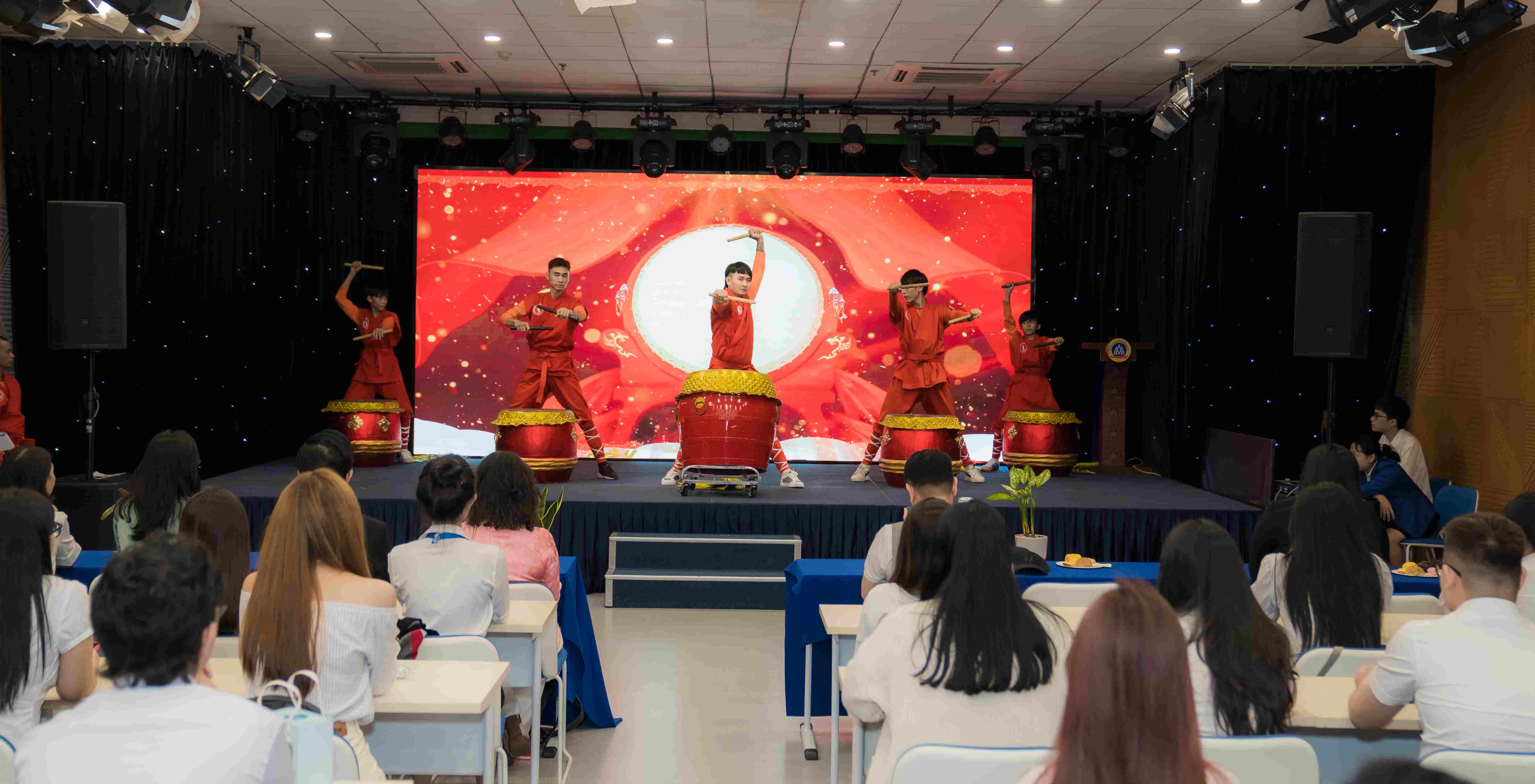 Nghi thức Khai bút Bái sư ngành Ngôn ngữ Trung của HSU