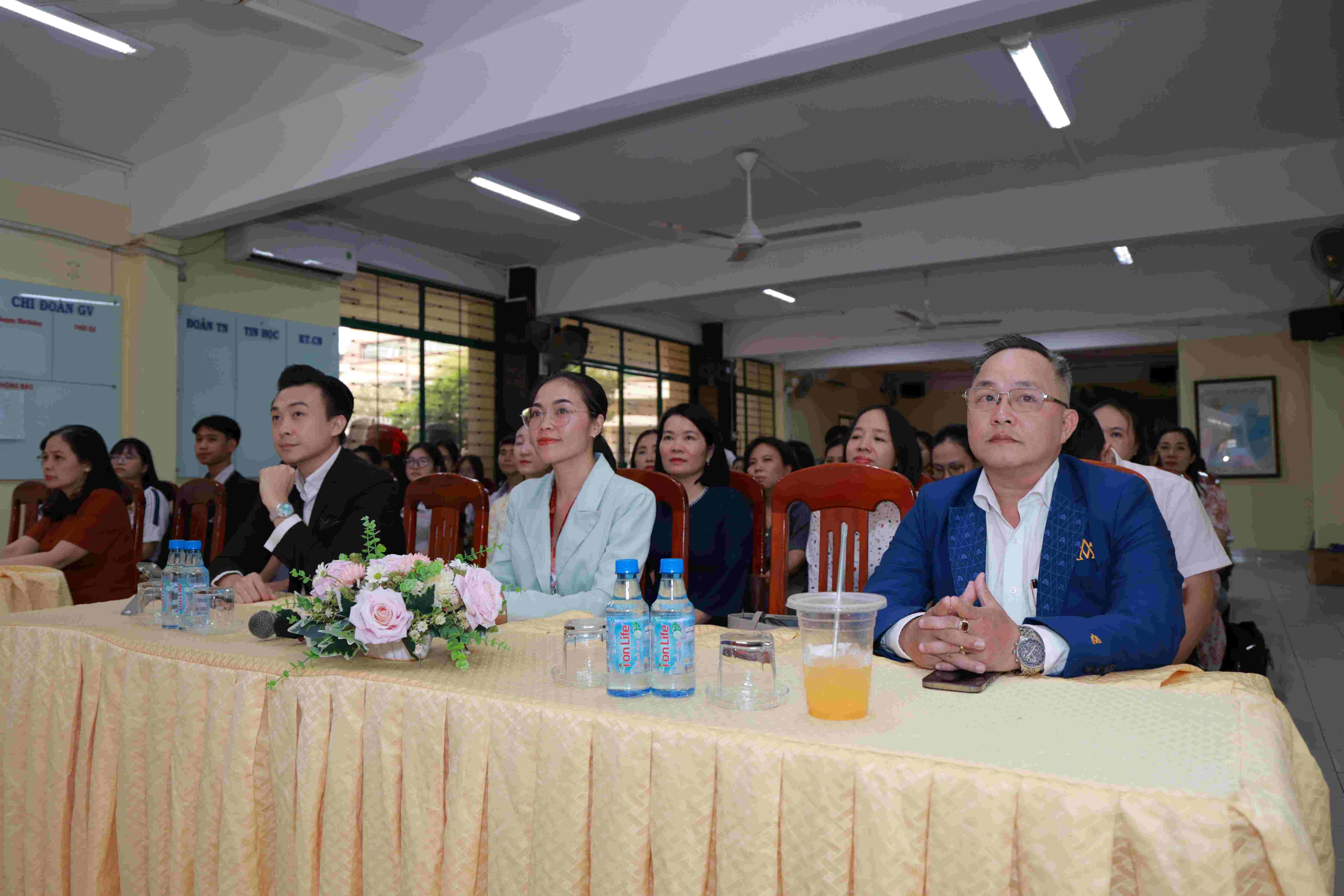 Hoa hậu Lê Âu Ngân Anh truyền cảm hứng tự tin tỏa sáng cho học sinh Trường THPT Hùng Vương 2025