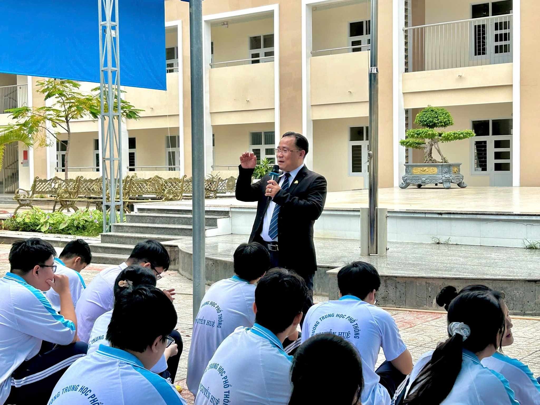 Chọn đúng trường – Vững tương lai cùng chuyên gia hướng nghiệp HSU với 700 học sinh THPT Nguyễn Huệ