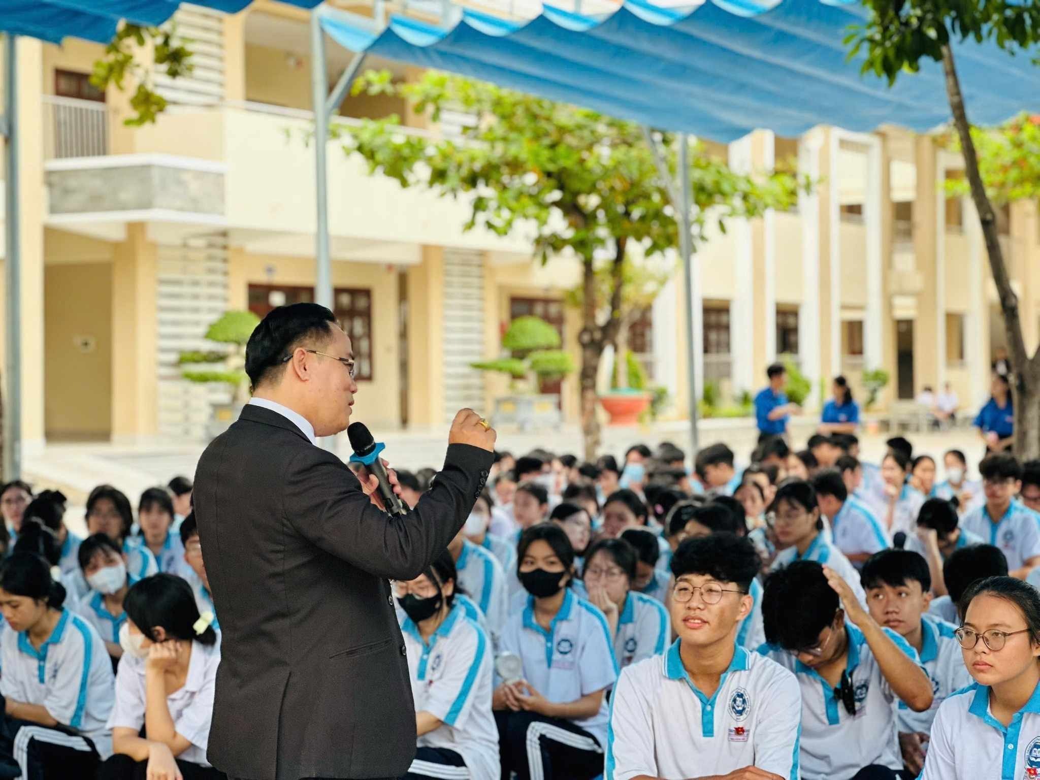 Chọn đúng trường – Vững tương lai cùng chuyên gia hướng nghiệp HSU với 700 học sinh THPT Nguyễn Huệ