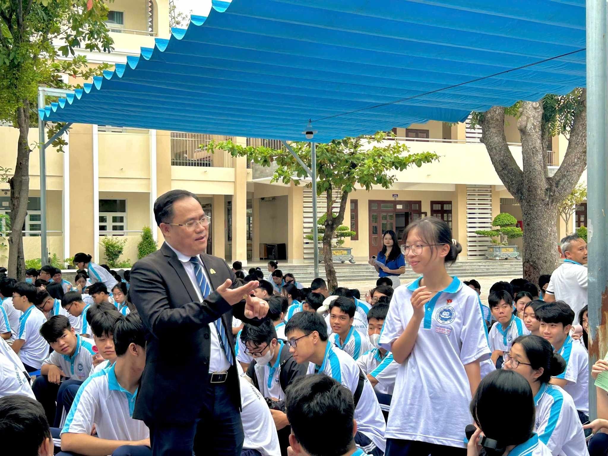 Chọn đúng trường – Vững tương lai cùng chuyên gia hướng nghiệp HSU với 700 học sinh THPT Nguyễn Huệ