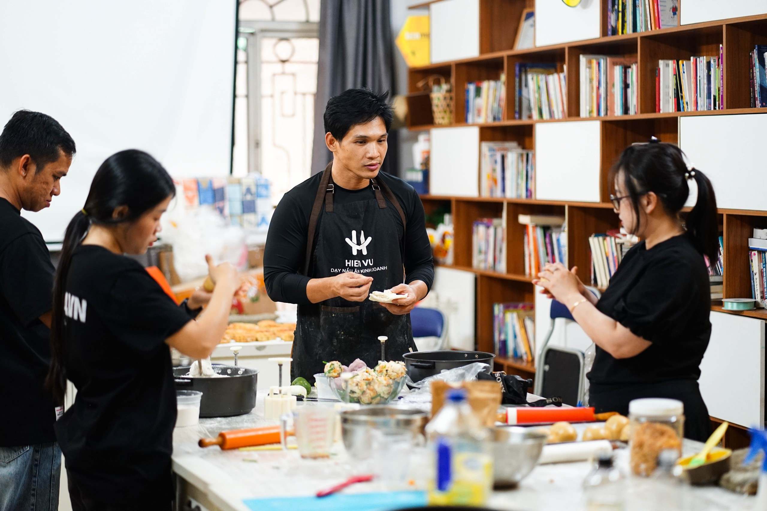 ThS. Mai Quyết Thắng – 10 năm làm bánh trung thu tặng bệnh nhi suy thận