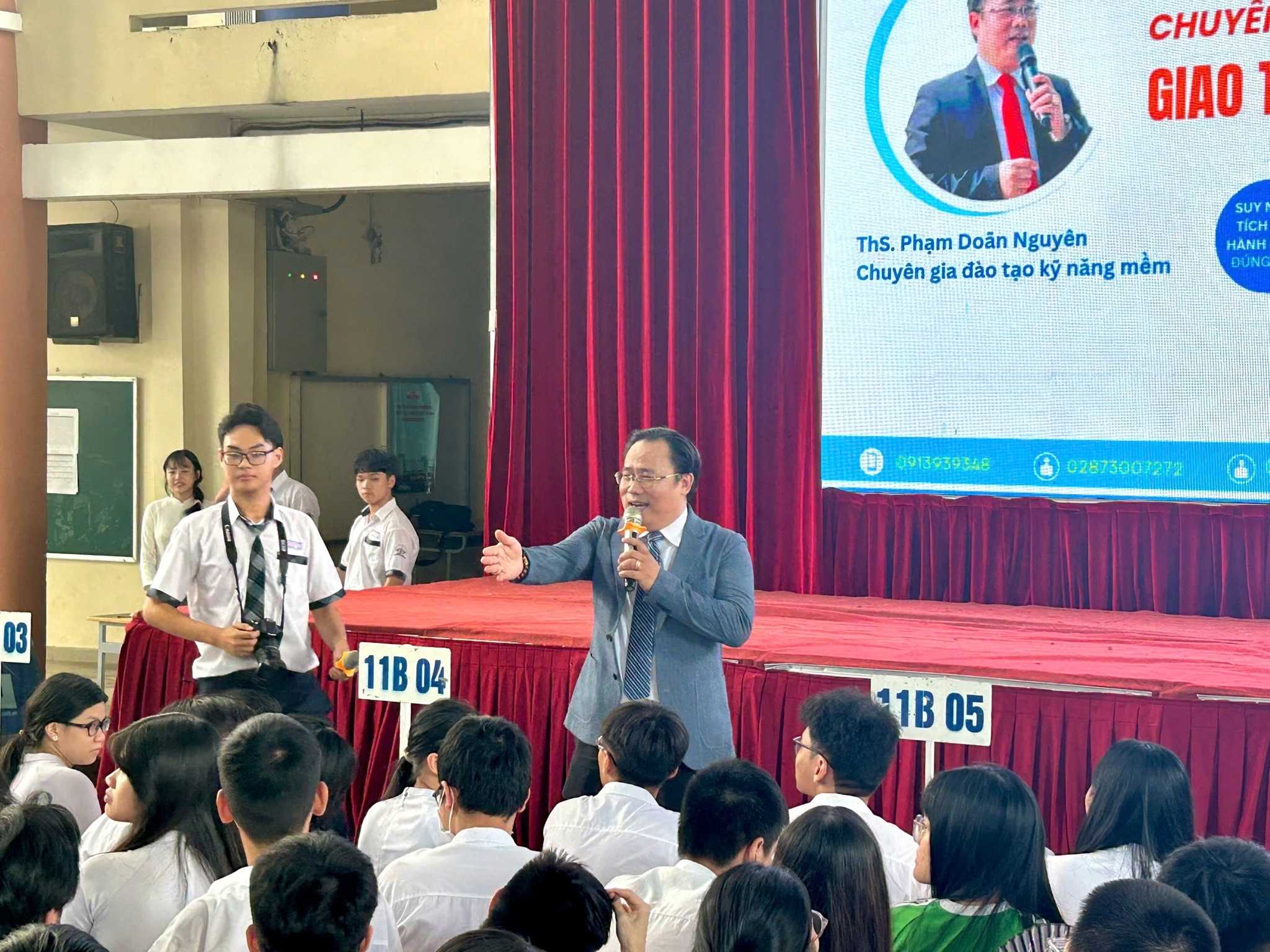 Đầu tuần đầy năng lượng cùng hơn 1.000 học sinh của Trường THPT Phan Đăng Lưu với chuyên đề "Giao tiếp mạng xã hội thông minh"