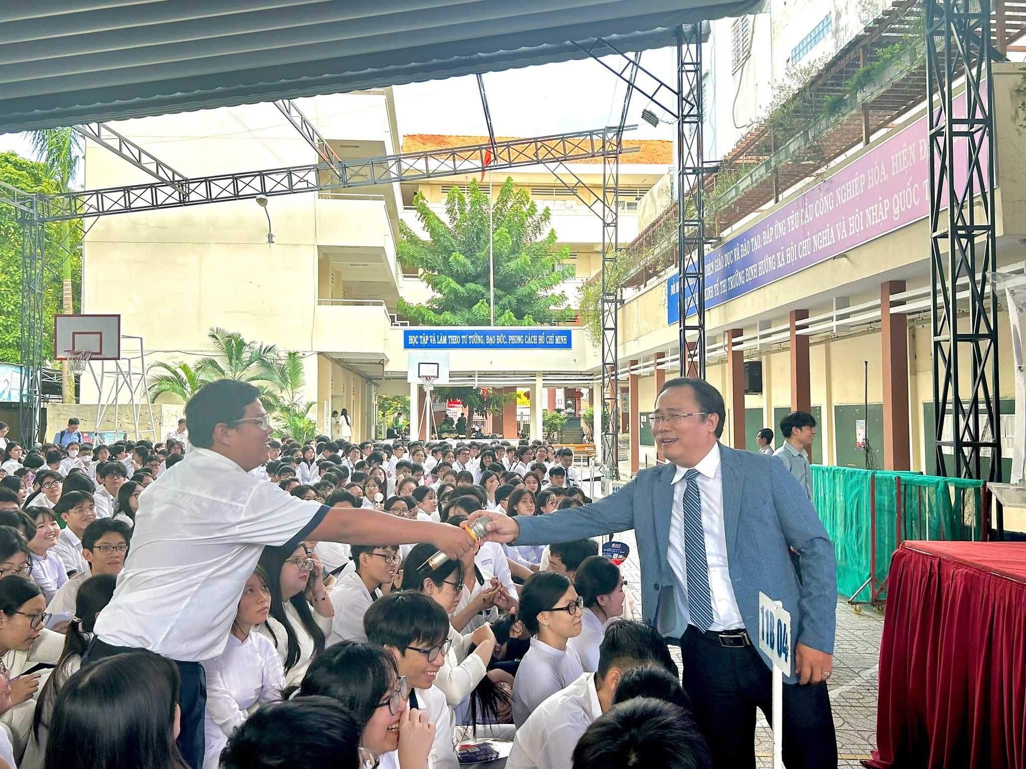 Đầu tuần đầy năng lượng cùng hơn 1.000 học sinh của Trường THPT Phan Đăng Lưu với chuyên đề "Giao tiếp mạng xã hội thông minh"