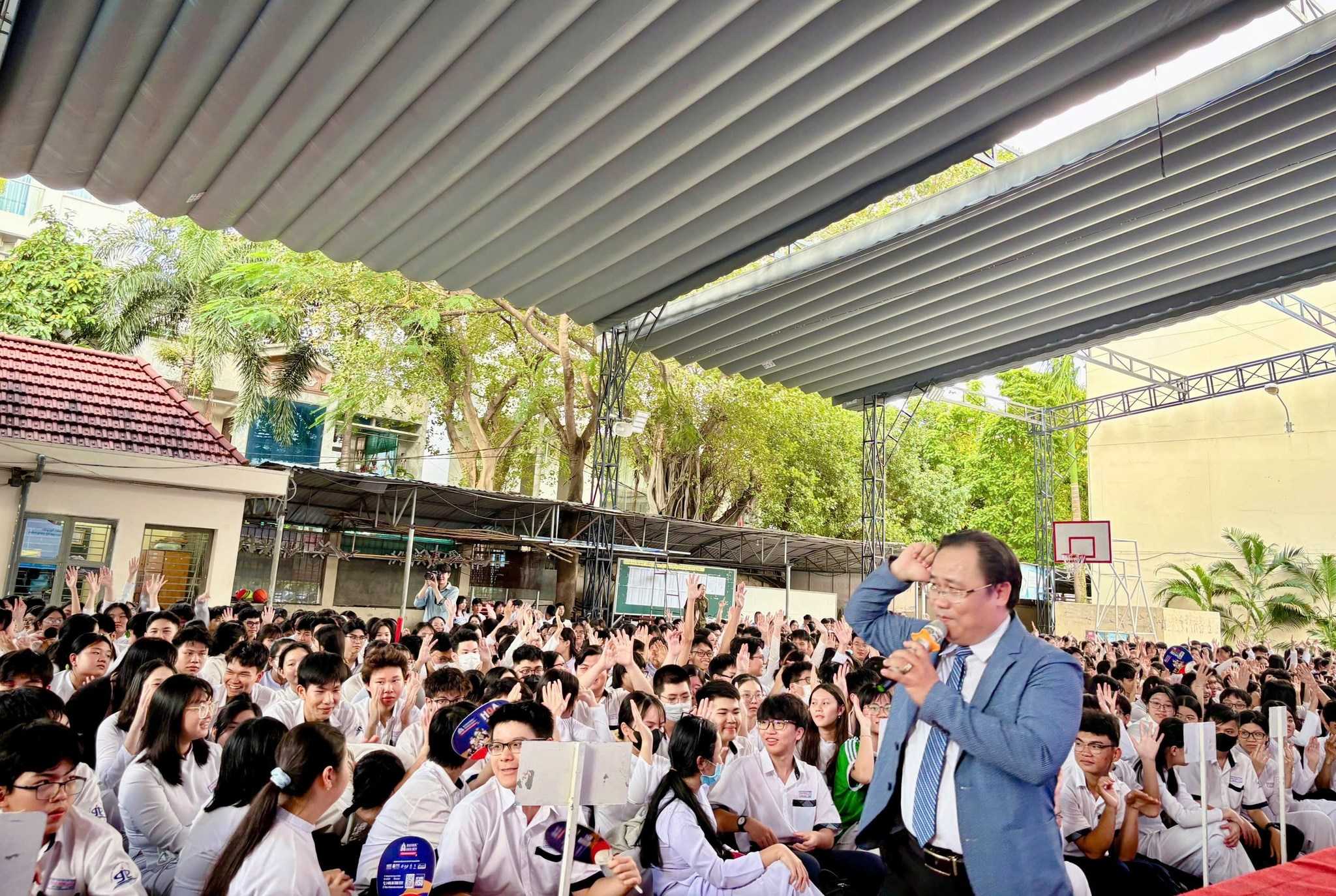 Đầu tuần đầy năng lượng cùng hơn 1.000 học sinh của Trường THPT Phan Đăng Lưu với chuyên đề "Giao tiếp mạng xã hội thông minh"