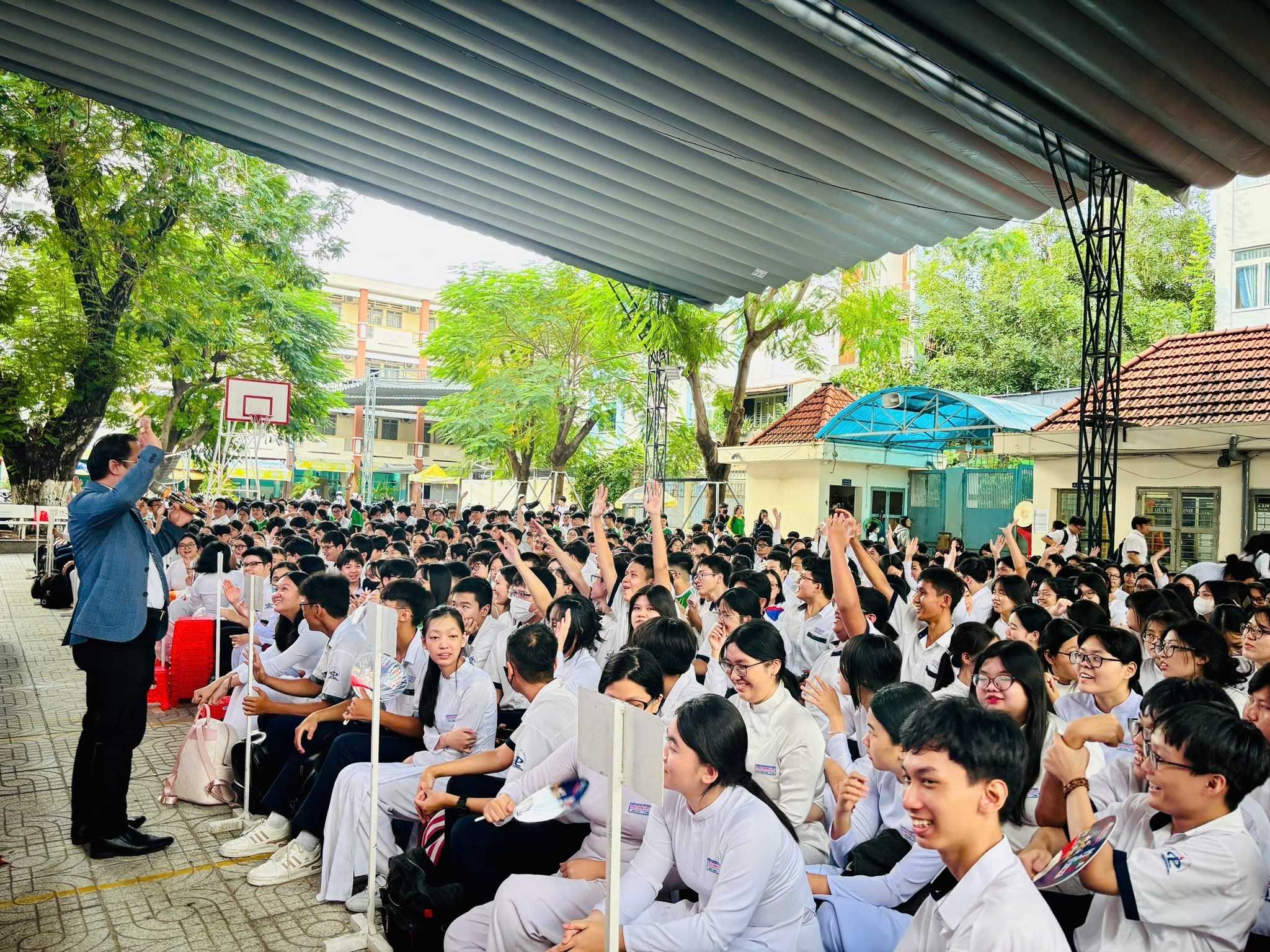 Đầu tuần đầy năng lượng cùng hơn 1.000 học sinh của Trường THPT Phan Đăng Lưu với chuyên đề "Giao tiếp mạng xã hội thông minh"