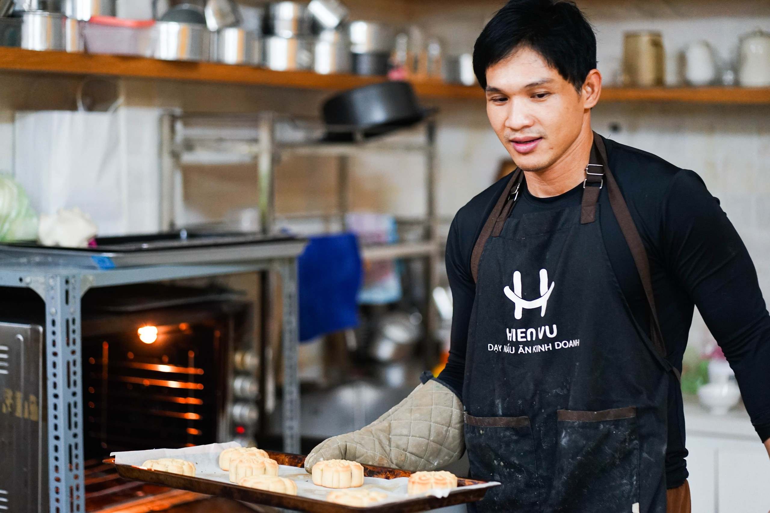 ThS. Mai Quyết Thắng – 10 năm làm bánh trung thu tặng bệnh nhi suy thận