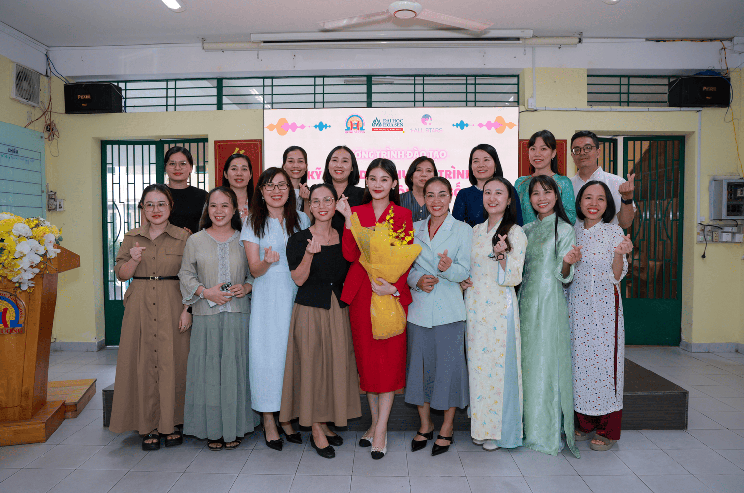 Hoa hậu Lê Âu Ngân Anh truyền cảm hứng tự tin tỏa sáng cho học sinh Trường THPT Hùng Vương