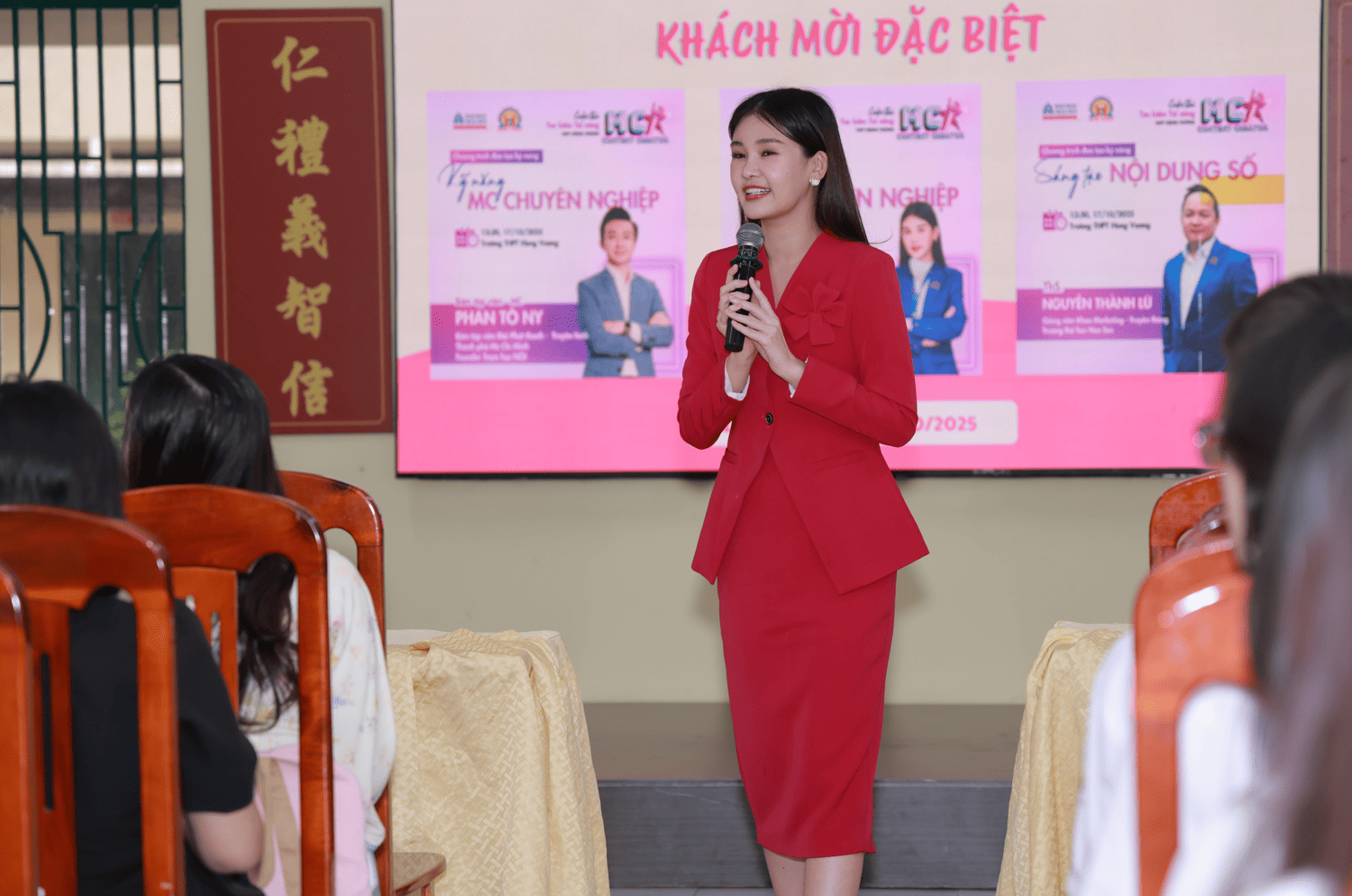 Hoa hậu Lê Âu Ngân Anh truyền cảm hứng tự tin tỏa sáng cho học sinh Trường THPT Hùng Vương