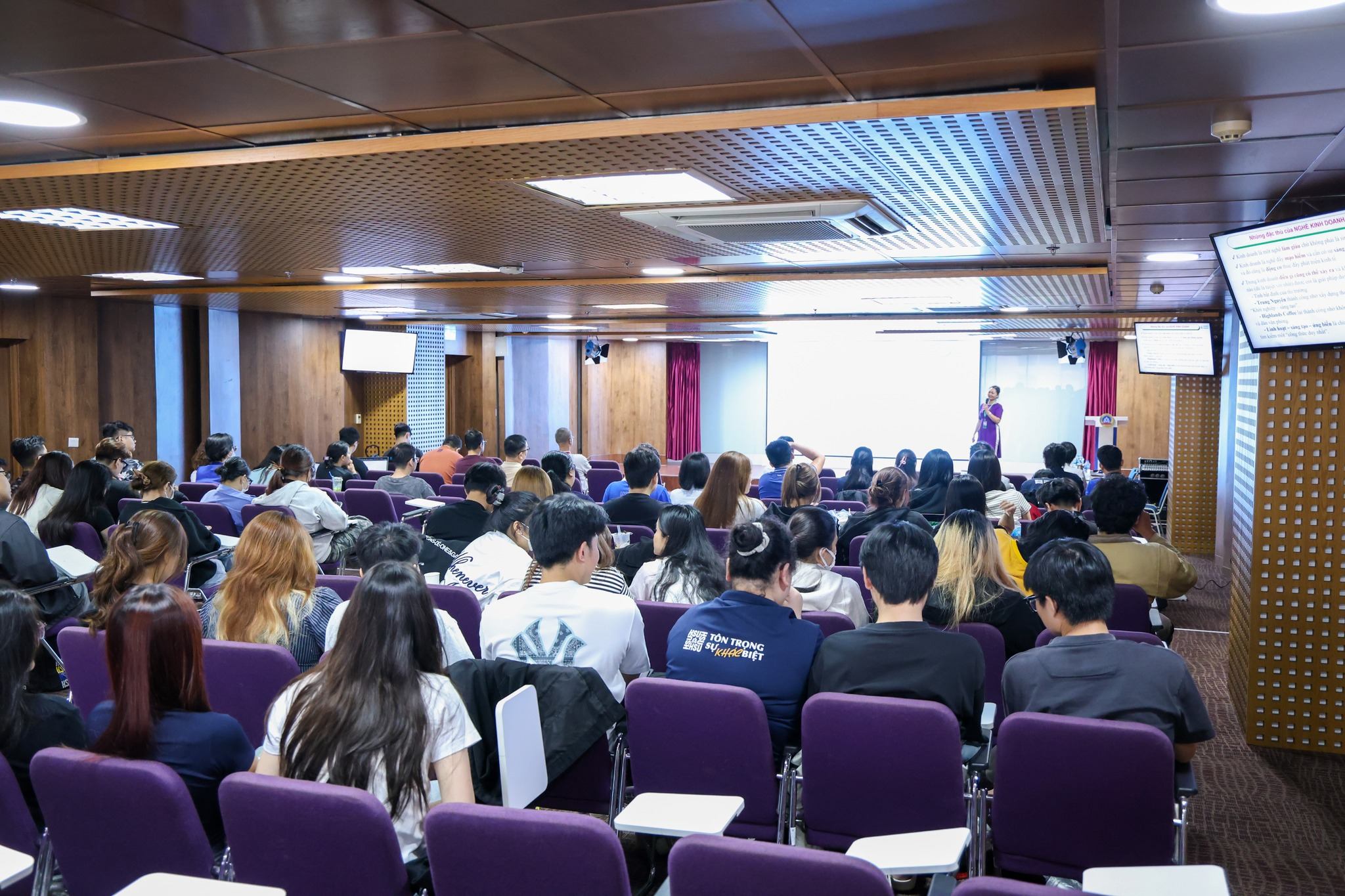 Khóa đào tạo “Nâng cao năng lực khởi nghiệp đổi mới sáng tạo” dành cho cán bộ, giảng viên và sinh viên HSU