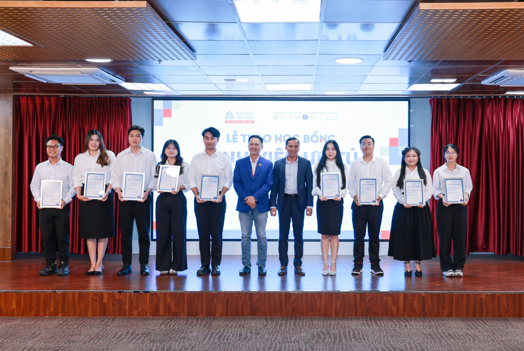 Lễ vinh danh 52 sinh viên nhận Học bổng Ưu tú