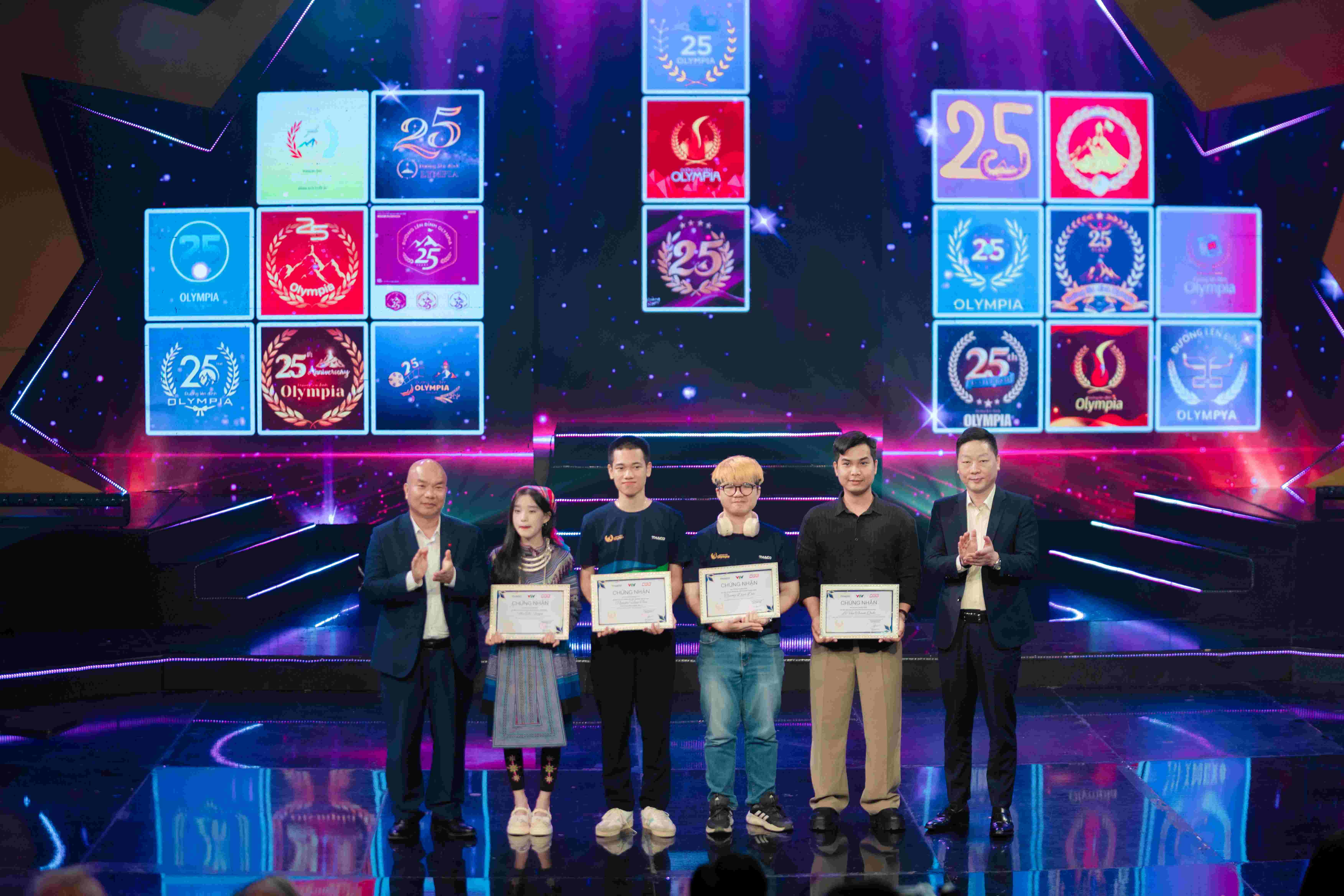 Sinh viên ngành thiết kế đồ họa HSU -cuộc thi thiết kế huy hiệu 25 năm “Đường lên đỉnh Olympia"