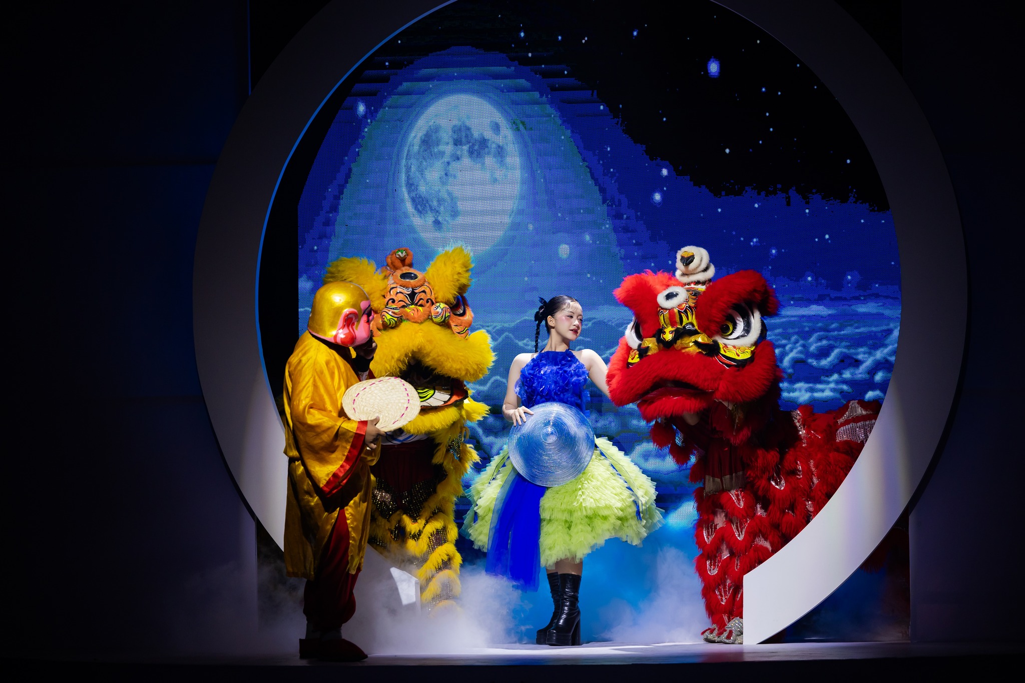 SV ngành Thiết kế Thời trang trình làng BST “Rồng Rắn lên mây” tại Viet Fashion Runway 2025