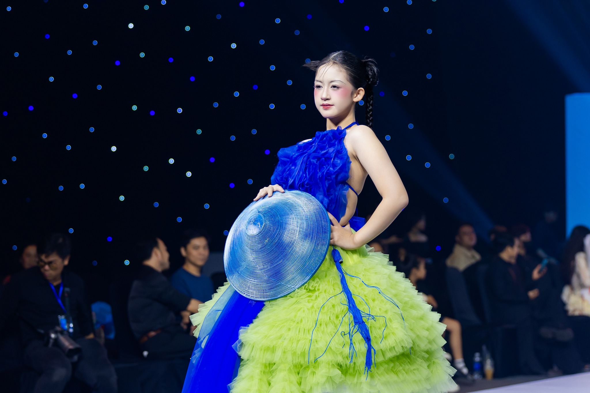 SV ngành Thiết kế Thời trang trình làng BST “Rồng Rắn lên mây” tại Viet Fashion Runway 2025