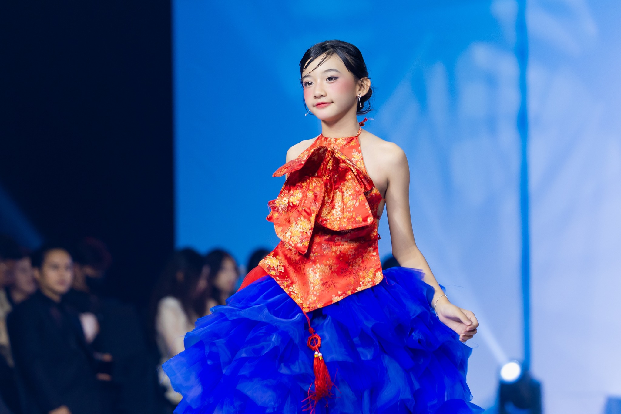 SV ngành Thiết kế Thời trang trình làng BST “Rồng Rắn lên mây” tại Viet Fashion Runway 2025