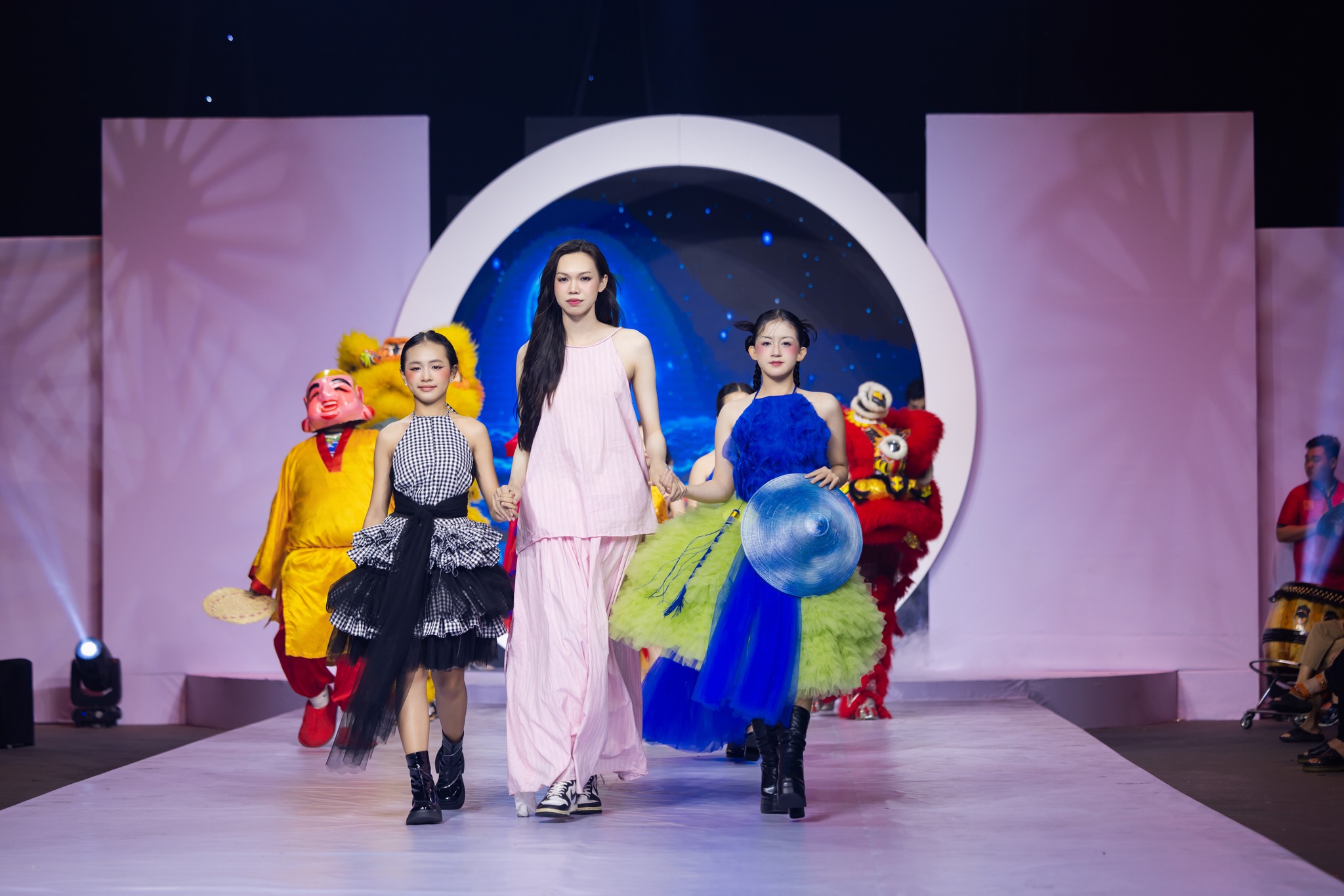 SV ngành Thiết kế Thời trang trình làng BST “Rồng Rắn lên mây” tại Viet Fashion Runway 2025