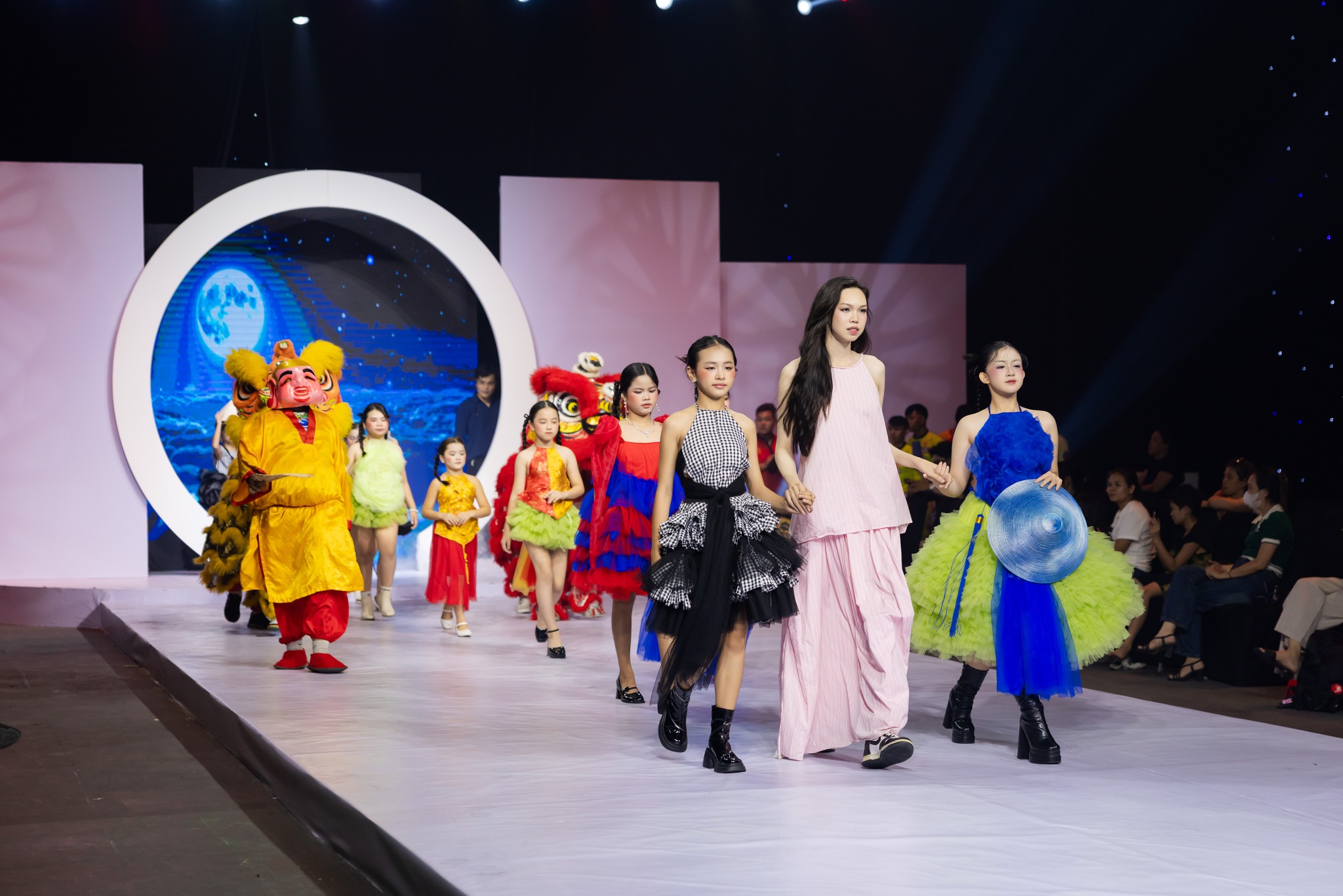 SV ngành Thiết kế Thời trang trình làng BST “Rồng Rắn lên mây” tại Viet Fashion Runway 2025