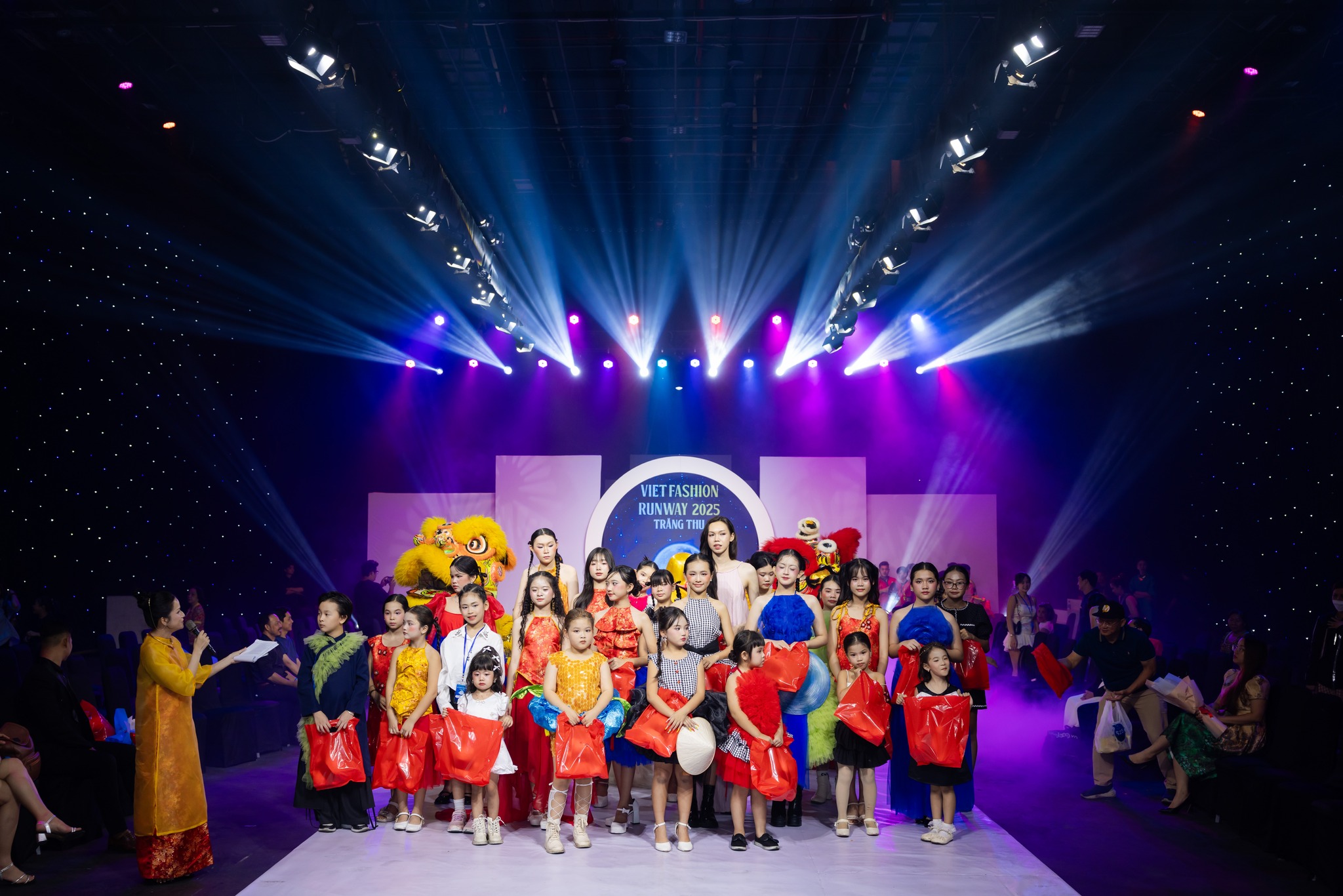 SV ngành Thiết kế Thời trang trình làng BST “Rồng Rắn lên mây” tại Viet Fashion Runway 2025