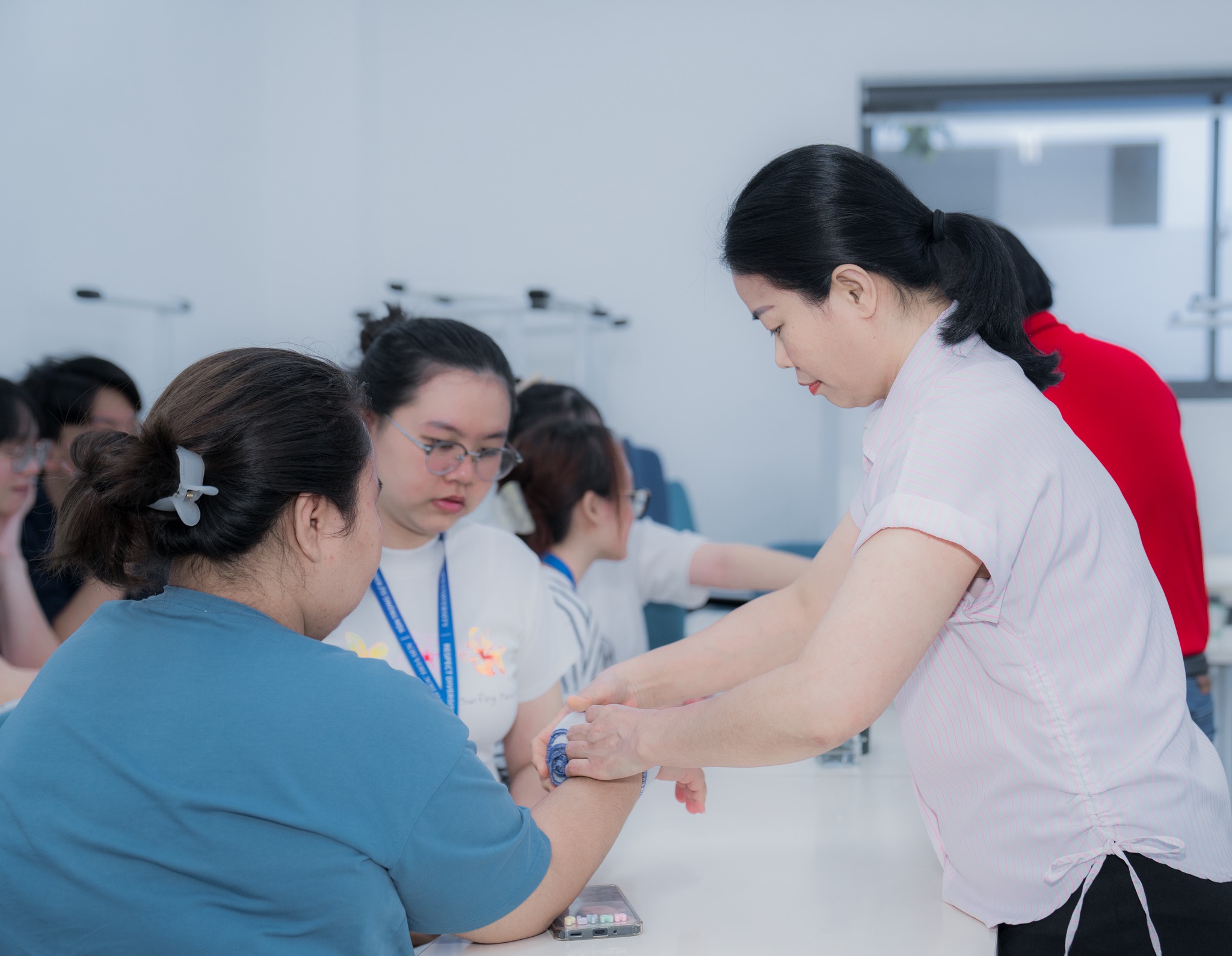 Sinh viên HSU học kĩ năng sơ cấp cứu