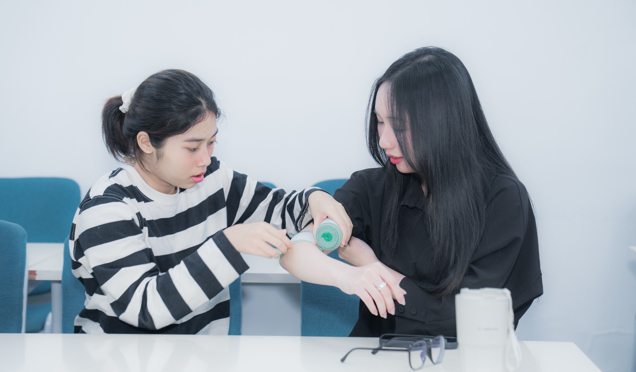 Sinh viên HSU học kĩ năng sơ cấp cứu