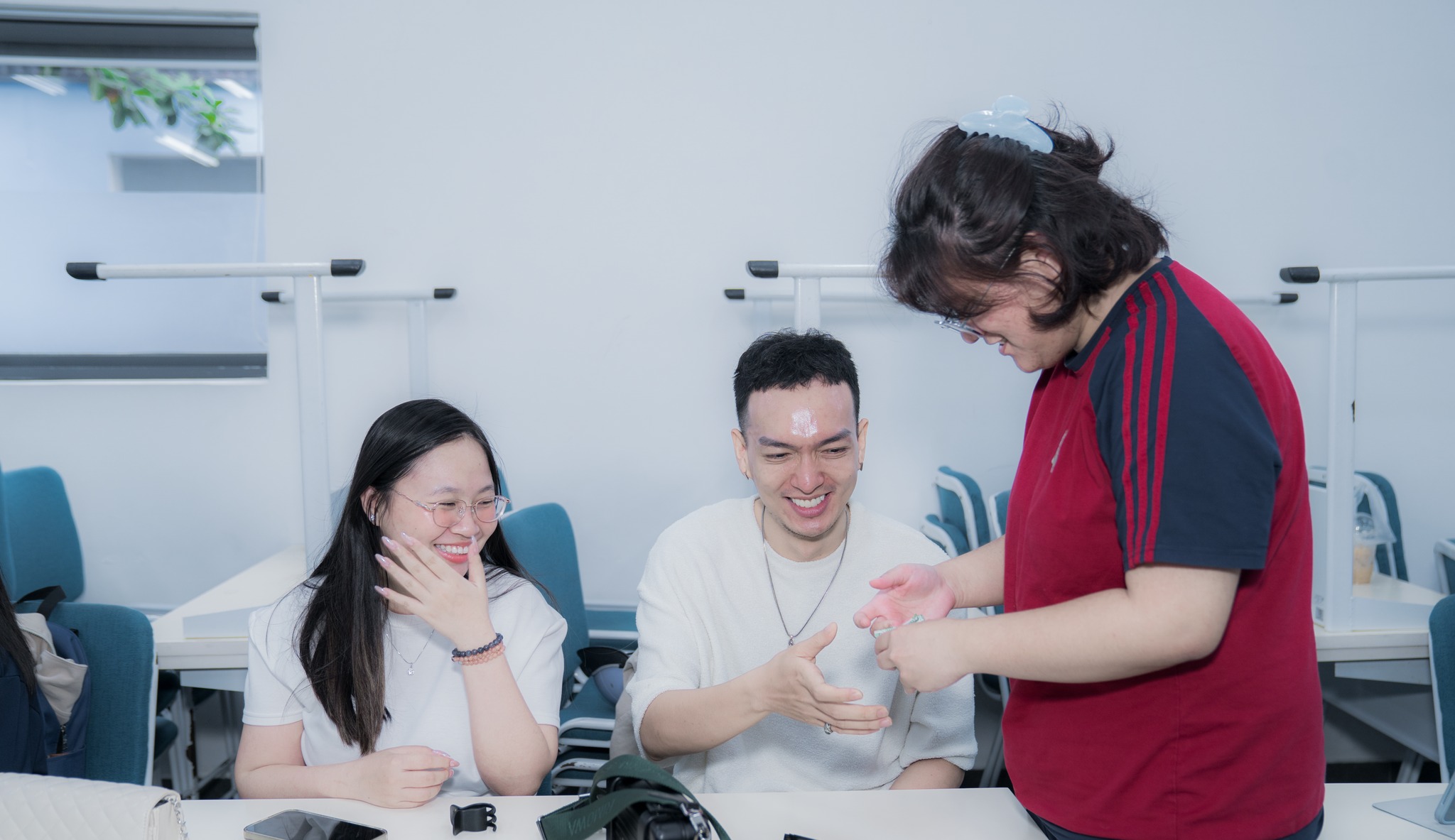 Sinh viên HSU học kĩ năng sơ cấp cứu