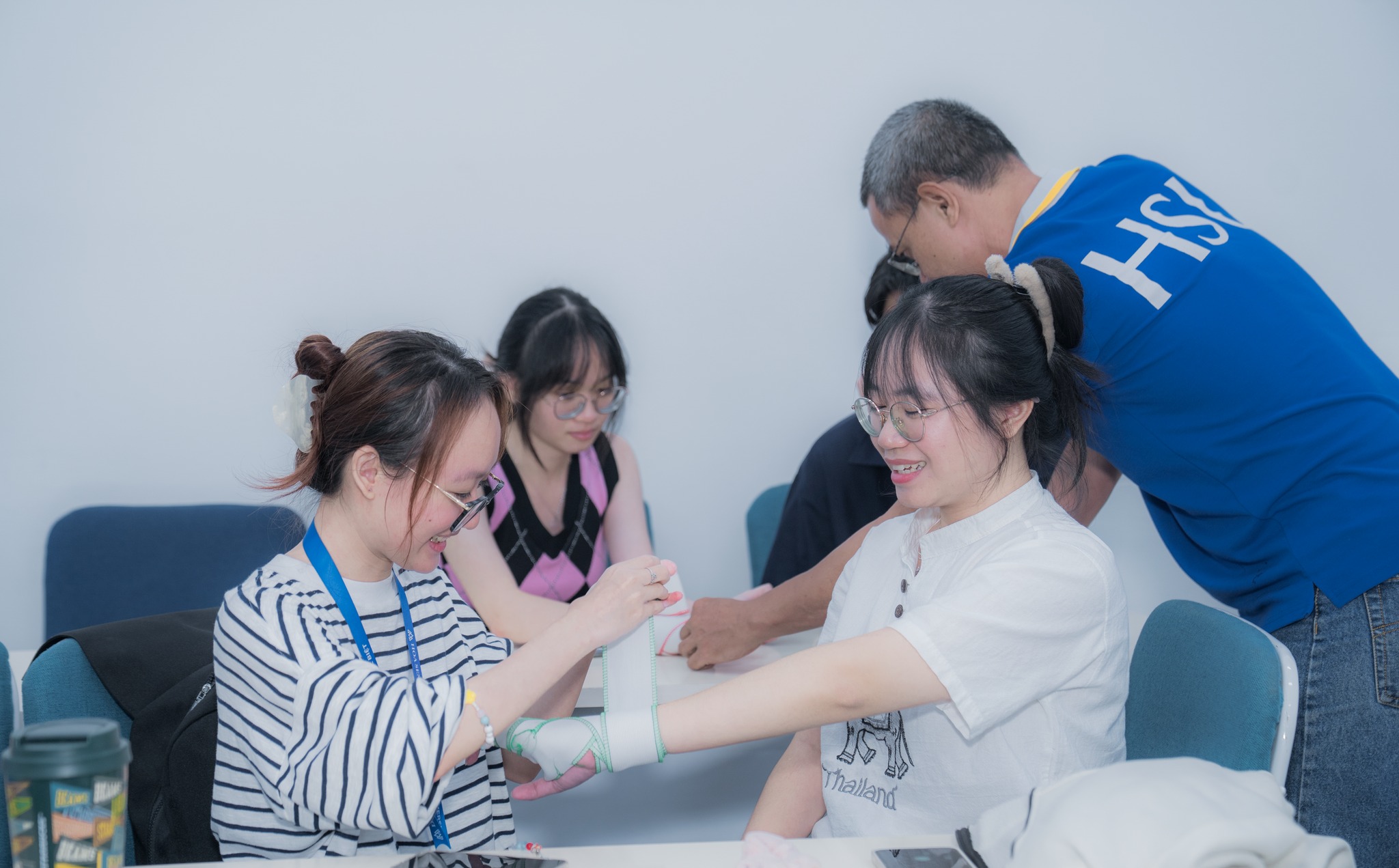 Sinh viên HSU học kĩ năng sơ cấp cứu