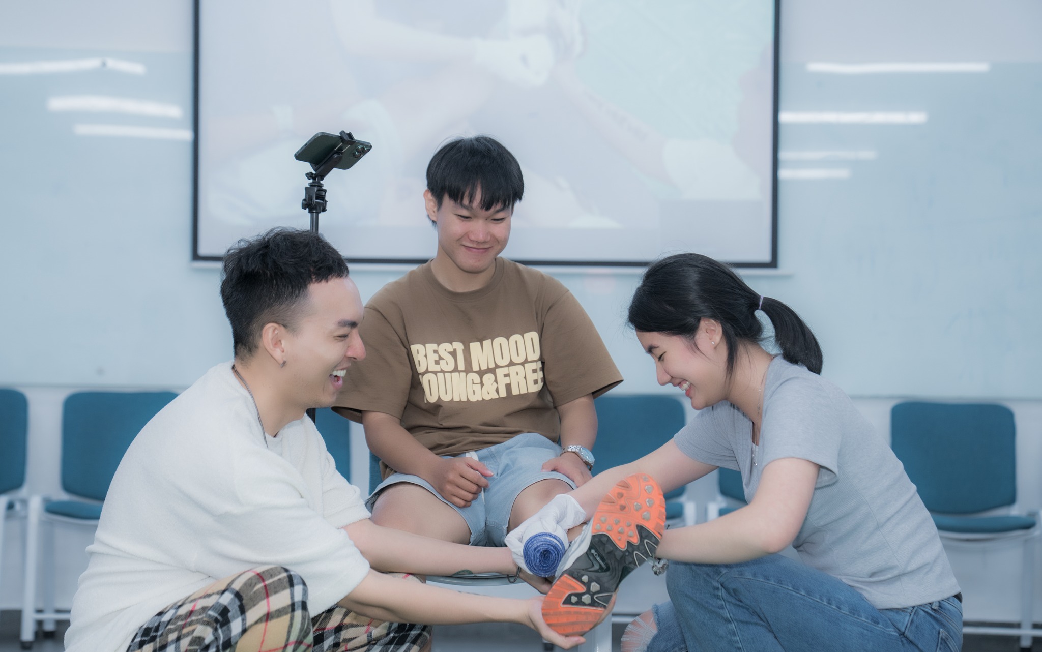 Sinh viên HSU học kĩ năng sơ cấp cứu