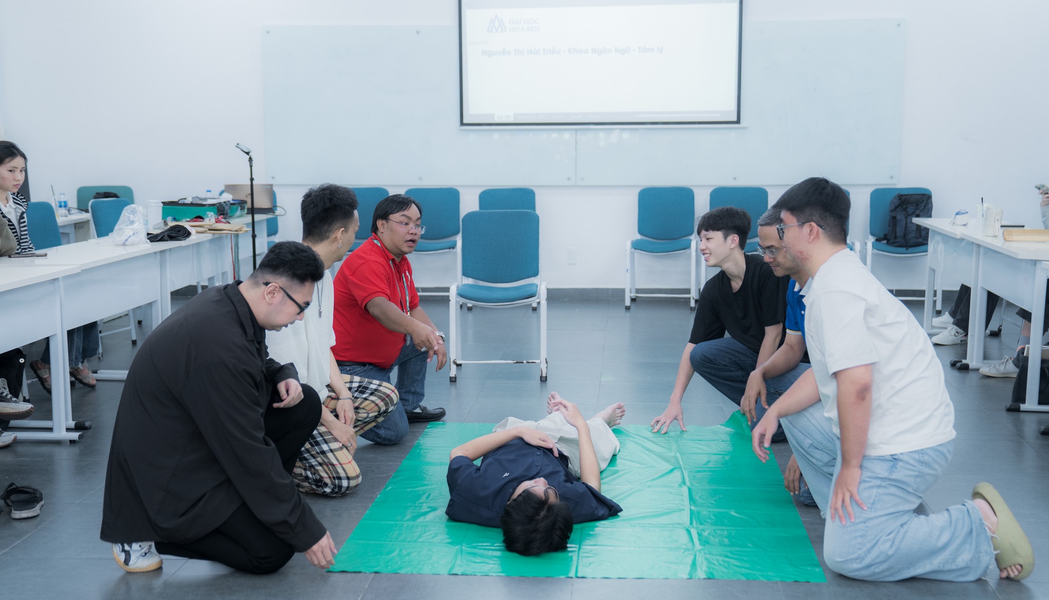 Sinh viên HSU học kĩ năng sơ cấp cứu