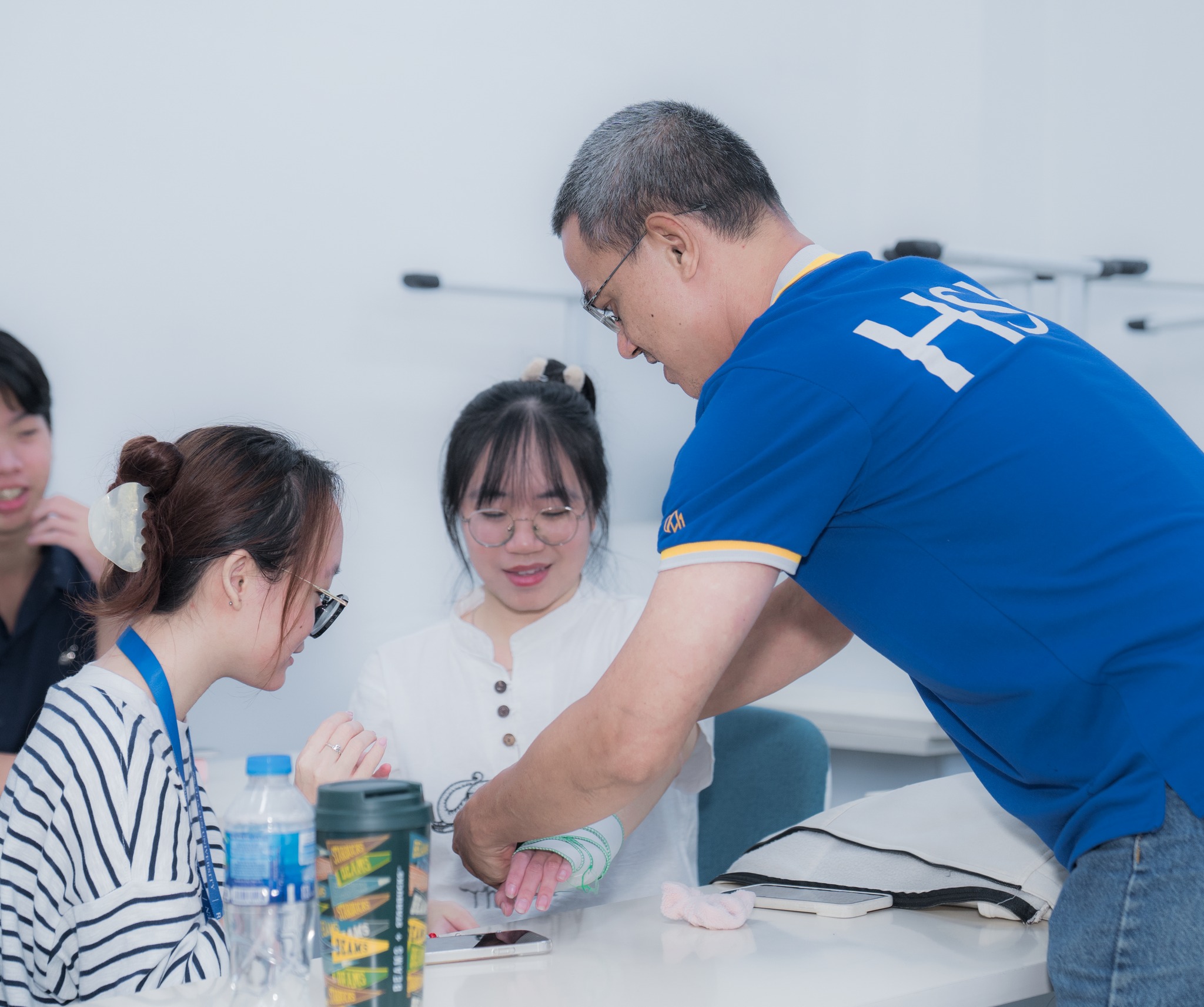 Sinh viên HSU học kĩ năng sơ cấp cứu