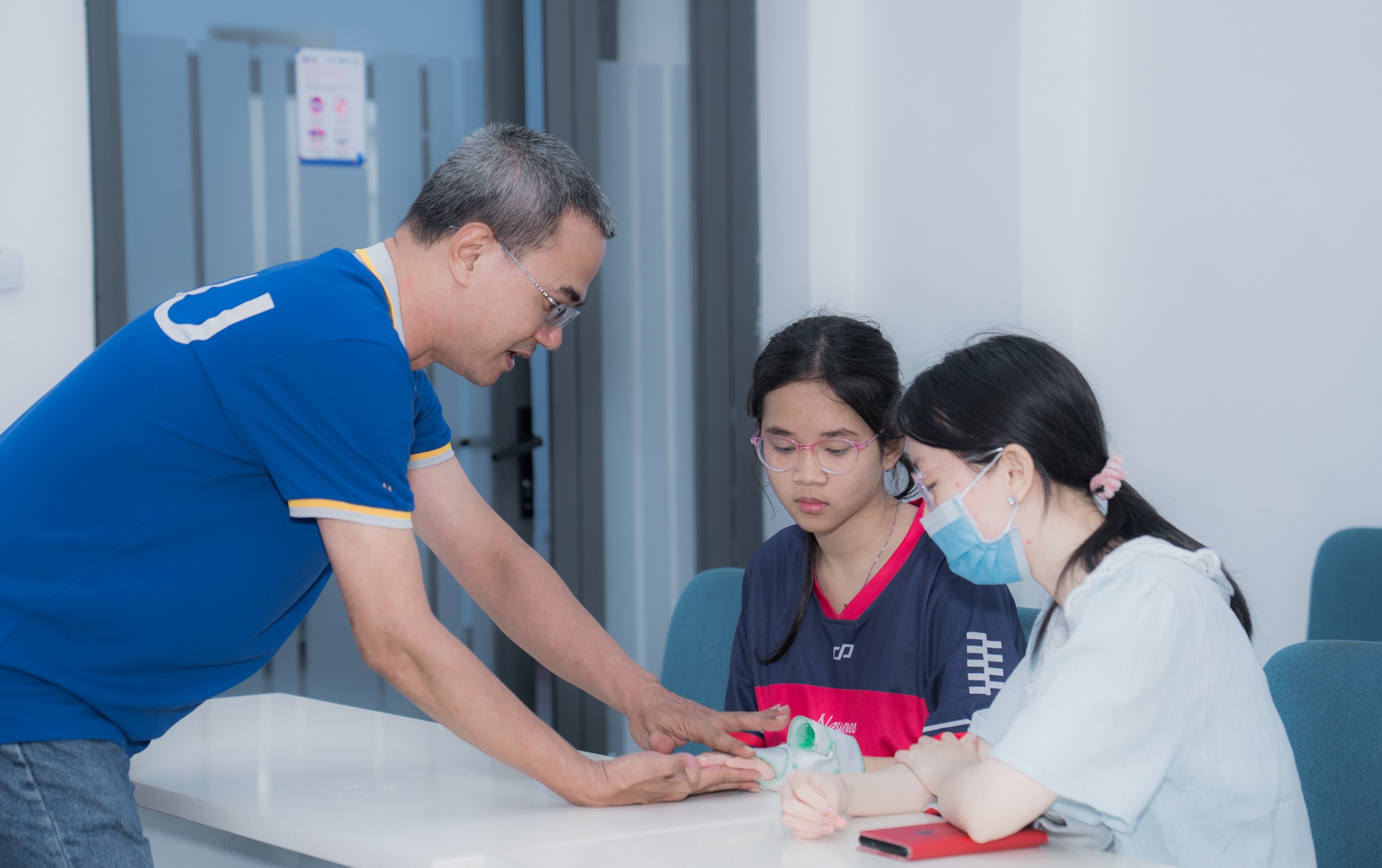 Sinh viên HSU học kĩ năng sơ cấp cứu